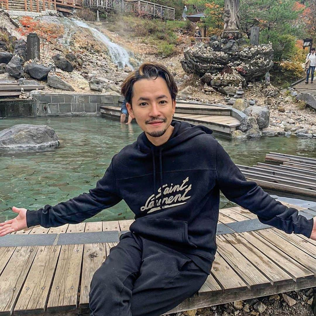 小柳津林太郎のインスタグラム：「Went to Kusatsu Onsen♨️It's been a while since I last came.  約三年ぶりの草津温泉へ。最後来たのは若尾綾香（ @ayaka_wakao ）と温泉デート撮影した時以来でした🌹あの時は鼻の下伸びてたなぁ😂www  東京都民のGo Toも始まり、温泉郷は賑わってました。たまにはゆっくり温泉入るのもありですね♨️  #草津温泉 #温泉 #goto #gotoトラベル #kusatsu #hotsprings #bachelor #bachelorjapan #バチェラー のロケ地巡り #若尾綾香   「えー、なお、動画で、にしのかわらと言ってましたが、正確にはさいのかわらでした、失礼いたしました😂」  パーカー @ysl @saintlaurent_japan  メガネ @eyevan7285_tokyostore  ピアス @garni パンツ @hankjobenhavn  シューズ @newbalance」