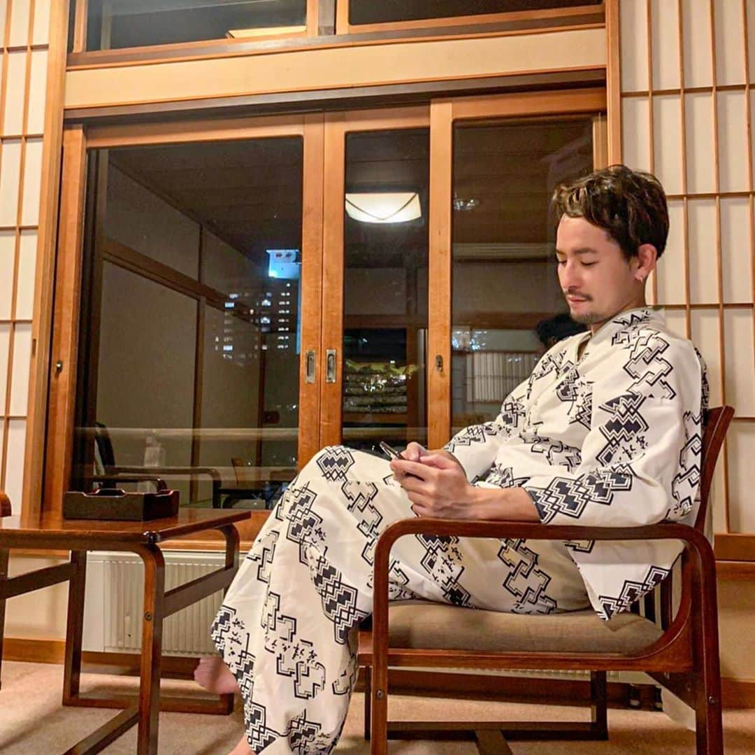 小柳津林太郎さんのインスタグラム写真 - (小柳津林太郎Instagram)「Went to Kusatsu Onsen♨️It's been a while since I last came.  約三年ぶりの草津温泉へ。最後来たのは若尾綾香（ @ayaka_wakao ）と温泉デート撮影した時以来でした🌹あの時は鼻の下伸びてたなぁ😂www  東京都民のGo Toも始まり、温泉郷は賑わってました。たまにはゆっくり温泉入るのもありですね♨️  #草津温泉 #温泉 #goto #gotoトラベル #kusatsu #hotsprings #bachelor #bachelorjapan #バチェラー のロケ地巡り #若尾綾香   「えー、なお、動画で、にしのかわらと言ってましたが、正確にはさいのかわらでした、失礼いたしました😂」  パーカー @ysl @saintlaurent_japan  メガネ @eyevan7285_tokyostore  ピアス @garni パンツ @hankjobenhavn  シューズ @newbalance」10月11日 13時00分 - rinsta_gram1002