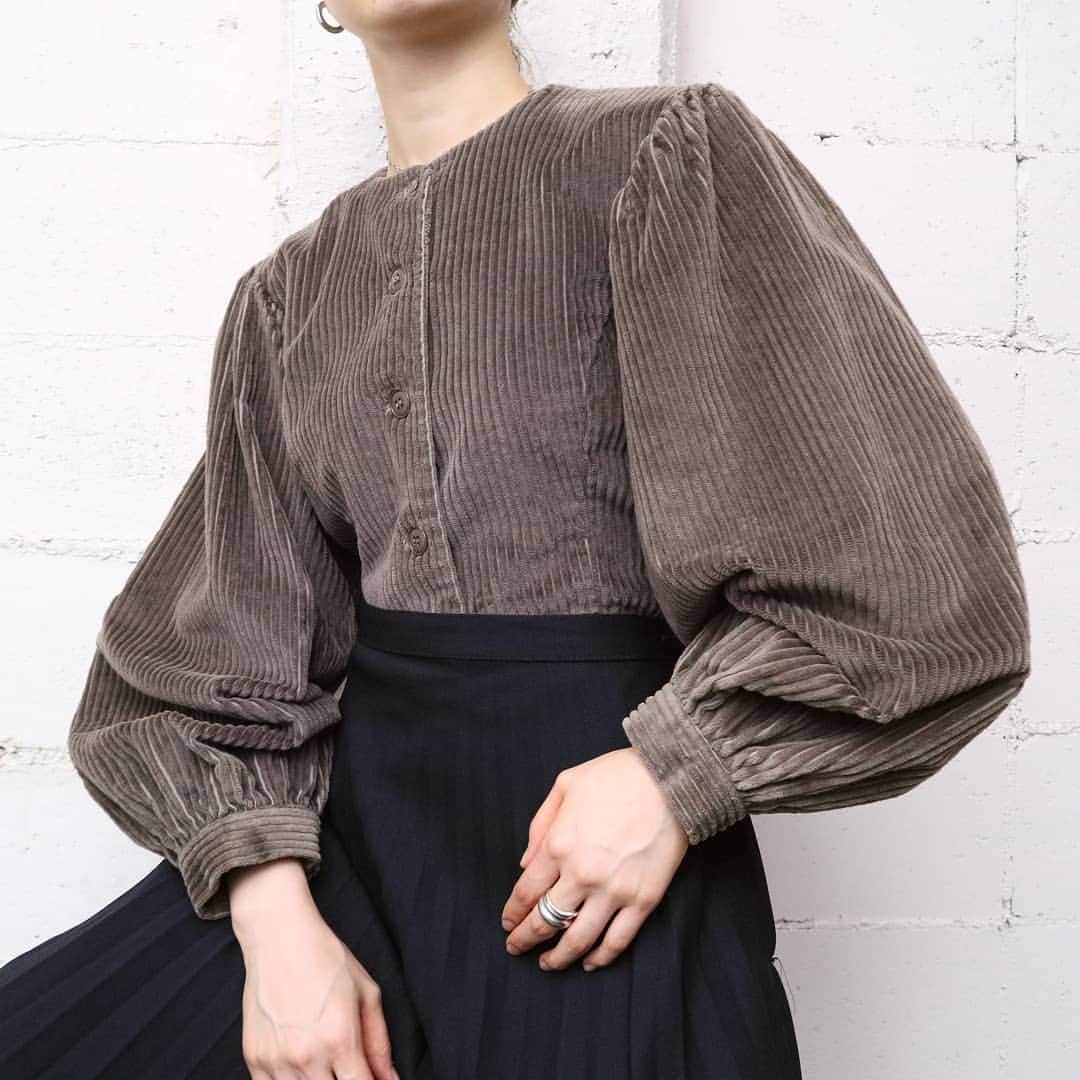 のインスタグラム：「. Corduroy Volume Sleeve Jacket  #orfeo #kichijoji #tokyo #vintage #used #fashion #coordinate #outfit  お問い合わせはインスタグラムのプロフィール掲載のメールアドレスにお願いいたします。コメント、DMでのお問い合わせは受け付けておりませんのでご了承ください。 ONLINE SHOPの商品も店頭にてご購入頂けます。気になる商品がございましたらスタッフにお声掛けください。  新型コロナウィルス感染拡大防止策を徹底した上で営業をしております。マスクの着用、入店時にアルコールでの消毒をお願いいたします。」