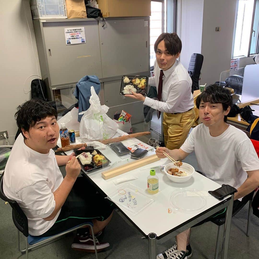 池田真一のインスタグラム：「かんざきさん、木崎さん、兎、いつもこっちこっち〜弁当ありがとうございます！！  兎ほんまにごめん🙏 横にあるの昨日ダブルアートがコントで使った長いうんこやわ😣」