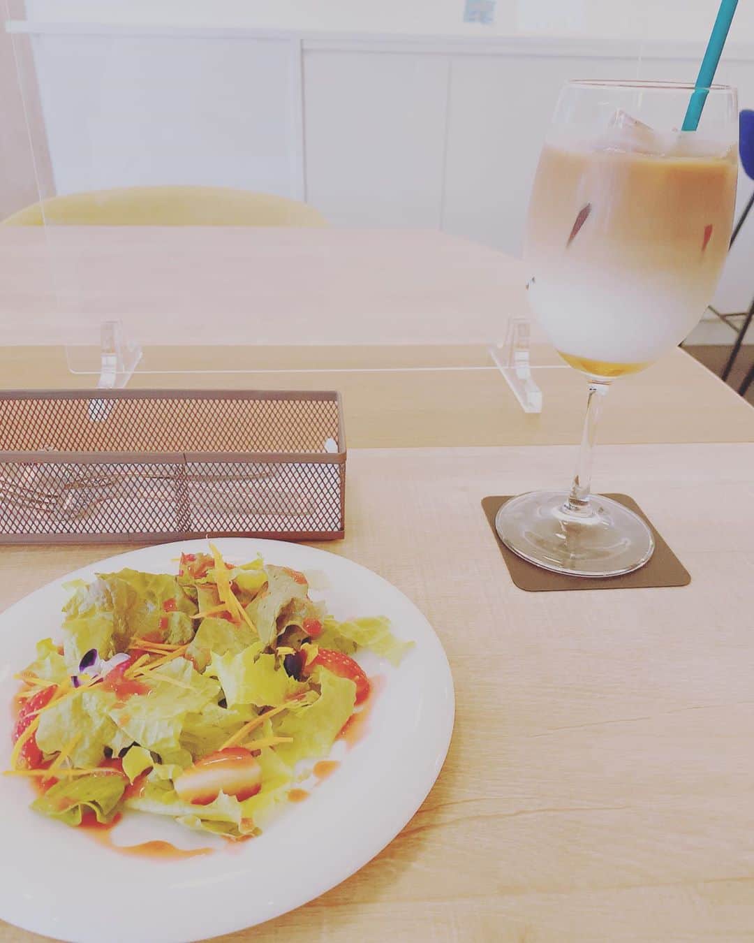 ちゃたさんのインスタグラム写真 - (ちゃたInstagram)「〜カフェランチ〜  イチゴのサラダ ココナッツのチキンインドカレー バナナチョコサンドデザート 黒烏龍茶ロイヤルルクティー  旦那は朝から気づいたらどっか行って帰ってこず、兄貴が子供たち遊びとお昼食べさせに出かけてくれたので、カフェきたよ！！ 美味しい❤️❤️❤️  #デザート #おしゃれカフェ#food 　#lunch #カフェごはん #lunchtime  #japan  #japanesefood  #ランチタイム  #デザート #カフェ好きな人と繋がりたい #落ち着く空間 #beefcutlet #美味しいもの好きな人と繋がりたい #食べ物グラム #めしてろ　#カレー  #隠れ家カフェ #カフェスタグラム #カフェ巡り  #プレートごはん #プレートランチ #お昼#フード #Instafood#食べ物 #古民家カフェ  #食べ物好きな人と繋がりたい  #古民家 #飯テロ」10月11日 13時06分 - c.h.a.t.a.13