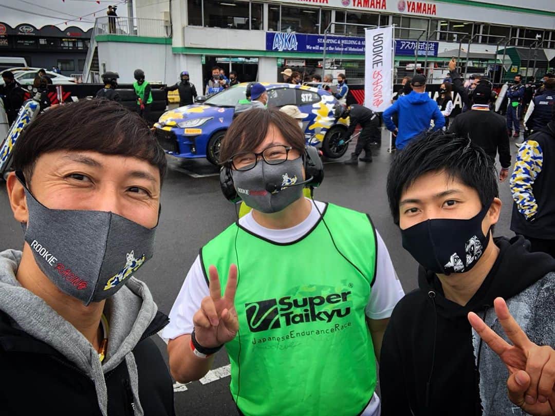 大嶋和也のインスタグラム：「ルーキーレーシングの応援に^ ^ 路面濡れてるけどがんばれー！ #rookieracing」