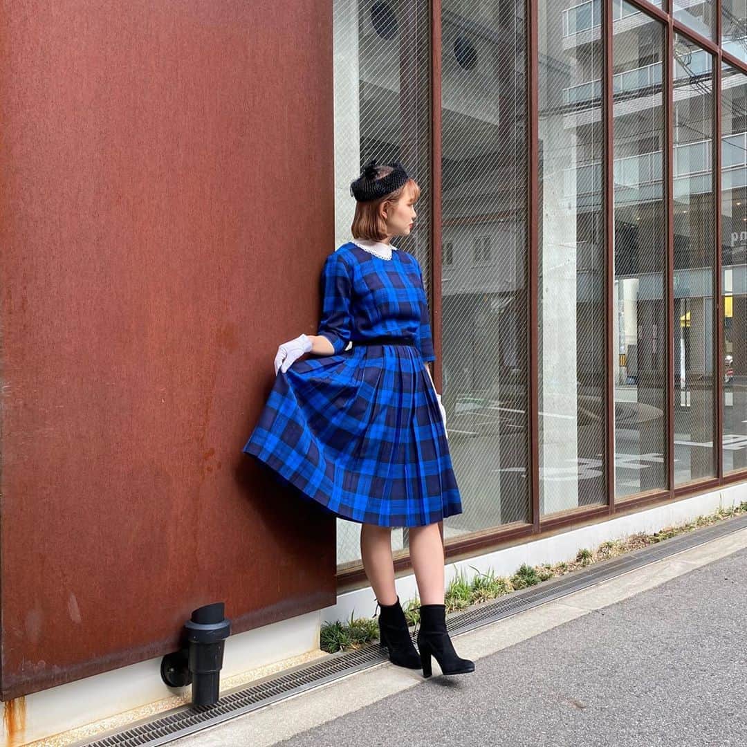 NUTTY Vintage&Collectibleのインスタグラム：「🍃NEW  ARRIVAL🍃  ☑︎vtg cotton lace collar ☑︎vtg black tulle headdress  秋らしいチェックワンピースにつけ襟をプラスして、 大人顔のワンピースがちょっぴりお澄まし顔。 つけ方を工夫すると表情の変化を楽しめます。  🛒VINTAGE ONLINE STOREにてお買い求めいただけます🛒 ㅤㅤㅤㅤㅤㅤㅤㅤㅤㅤㅤㅤㅤ ------------------------------------ 🛍NUTTY通販について🛍 ------------------------------------- ＜ONLINE STORE＞ VINTAGE▶︎http://nutty.theshop.jp/ USED SELECT▶︎https://nuttyselect.official.ec/ （プロフィールページURLよりjump🕊） ㅤㅤㅤㅤㅤㅤㅤㅤㅤㅤㅤㅤㅤ ＜VIDEO CHAT SHOPPING＞ テレビ電話をお繋ぎして、リアルタイムでご案内いたします。詳細は過去の投稿をご覧ください。」