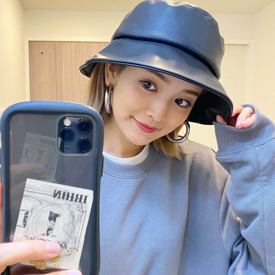 富久美玲のインスタグラム：「_ . 🆕 300円ショップ(たしか3coins)にて！ . ここでバケットハットを買うつもり じゃなかったのに破格だったので👍 . 結構有能です✨✨✨ .  #mireistylecode#ootd#帽子#バケットハット#3coins」