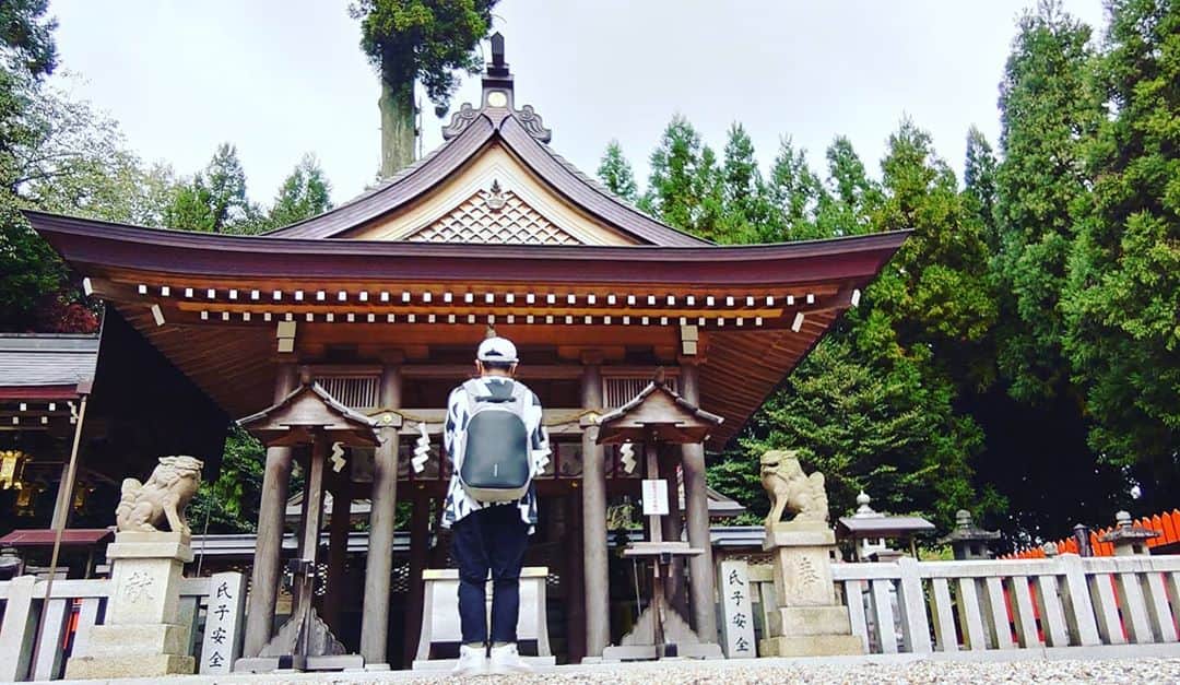 高井俊彦さんのインスタグラム写真 - (高井俊彦Instagram)「こんにちは☀ 本日は昼もみんなと一緒に✌ #高井トラベル #奈良パワースポット巡り  #ウォーキング #SHOWROOM 配信ツアー⛩️🚶✨  本日のスポットは••• #国津神社 #雄神神社  #八坂神社 #奈良市都祁白石町   本日の狛犬（国津神社の左側）は••• 朗らか🎶  私がこの世に生を受け、初めて行った（お宮参り）した神社は４５年経っても変わらず広くて素敵な場所でした💕  そしてー。 まさかの‼️ 朝昼で大阪奈良の八坂さんへ⤴️⤴️⤴️  これはとんでもない奇跡です👐 パワーーーーーーーーーーーーーーーー🌠🌠🌠🌠🌠🌠🌠🌠🌠🌠🌠🌠」10月11日 13時31分 - takai_toshihiko