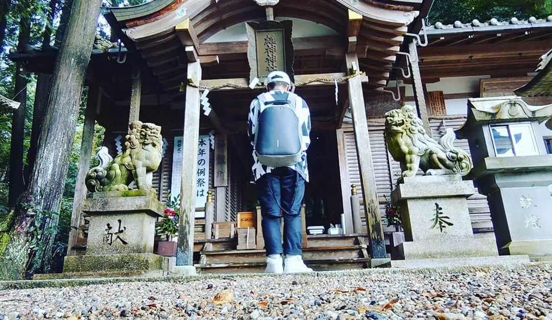高井俊彦さんのインスタグラム写真 - (高井俊彦Instagram)「こんにちは☀ 本日は昼もみんなと一緒に✌ #高井トラベル #奈良パワースポット巡り  #ウォーキング #SHOWROOM 配信ツアー⛩️🚶✨  本日のスポットは••• #国津神社 #雄神神社  #八坂神社 #奈良市都祁白石町   本日の狛犬（国津神社の左側）は••• 朗らか🎶  私がこの世に生を受け、初めて行った（お宮参り）した神社は４５年経っても変わらず広くて素敵な場所でした💕  そしてー。 まさかの‼️ 朝昼で大阪奈良の八坂さんへ⤴️⤴️⤴️  これはとんでもない奇跡です👐 パワーーーーーーーーーーーーーーーー🌠🌠🌠🌠🌠🌠🌠🌠🌠🌠🌠🌠」10月11日 13時31分 - takai_toshihiko