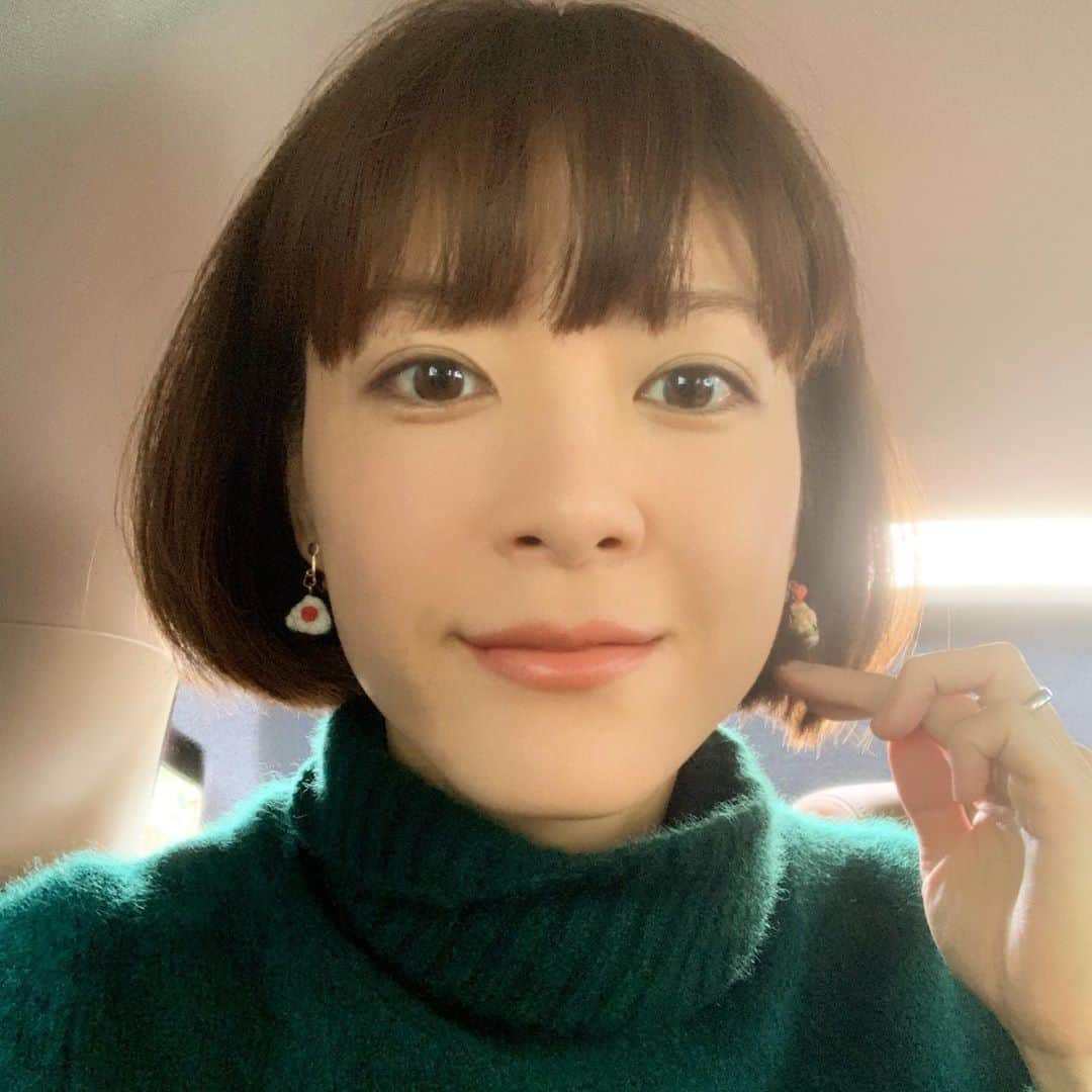 のインスタグラム：「今日は、お休み。 台風も過ぎ去り、久しぶりに洗濯が外に干せました🌥⛅️🌤 茶子先生にいただきました✨いくつかの中から今日は、海老天🍤と、おにぎり🍙のイヤリングをつけて過ごします😊 皆さんも良い日曜日をお過ごし下さい🌕🍁🍠 #イヤリング #山口智子 #監察医朝顔2」