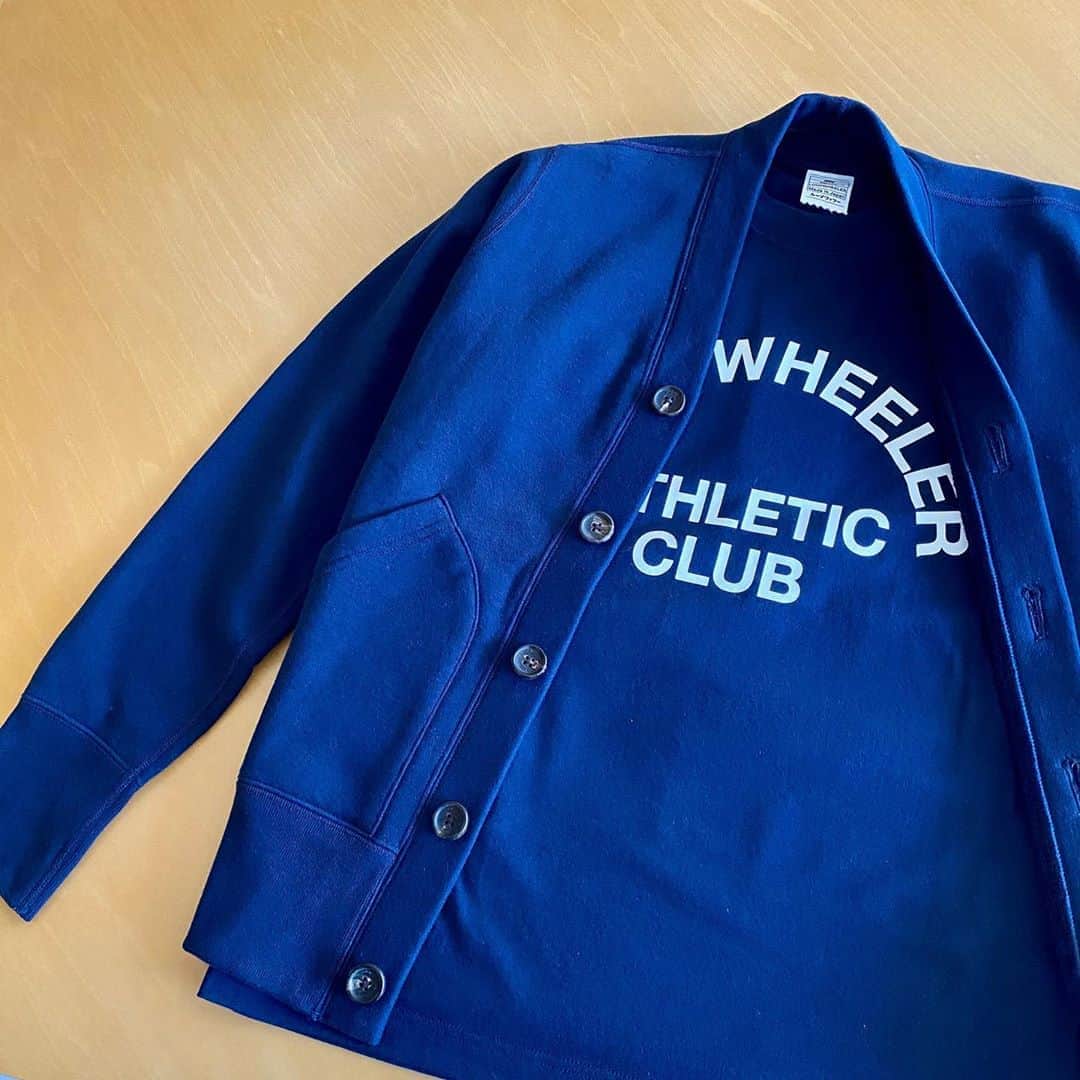 のインスタグラム：「． LW180 カーディガン+LW16 ATHLETIC CLUB Tee  LWライト吊り裏毛を使用した定番のカーディガンです。 カラーも4色(グレーメランジ、オートミール、マリン、ブラック)のご用意があります。是非、店頭でお試しください！ 本日も19:30までお待ちしてます。   <LW福岡店の営業について>  平日は12:00〜19:30、土日祝は11:00〜19:30の営業となります。 尚、火曜日は定休日です。 . スタッフはオープン前に検温、健康状態のチェックを行い、マスク着用にて接客の間合をとってご対応させていただきます。 また、次亜塩素酸空間除菌脱臭機を設置して消毒等十分店内環境を整えられるよう努めております。 . ご来店頂くお客様へのお願いと致しましては、マスクの着用をお願い申し上げます。 . スタッフよりアルコール消毒をさせていただきますのでご理解・ご協力のほど宜しくお願い致します。  #loopwheeler #loopwheelerfukuoka #ループウィラー #ループウィラー福岡 #吊り編み#スウェット#tsuriami #madeinjapan#sweatshirt #日本製#福岡#薬院#定番」