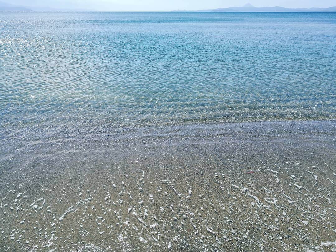 眞仲里奈さんのインスタグラム写真 - (眞仲里奈Instagram)「鹿児島での撮影のひとこま。 海がめちゃくちゃ綺麗で、癒された～ こんな海が家の近くにあるなんて、最高だなぁ。  #鹿児島#鹿屋市#海」10月11日 13時36分 - rina.manaka