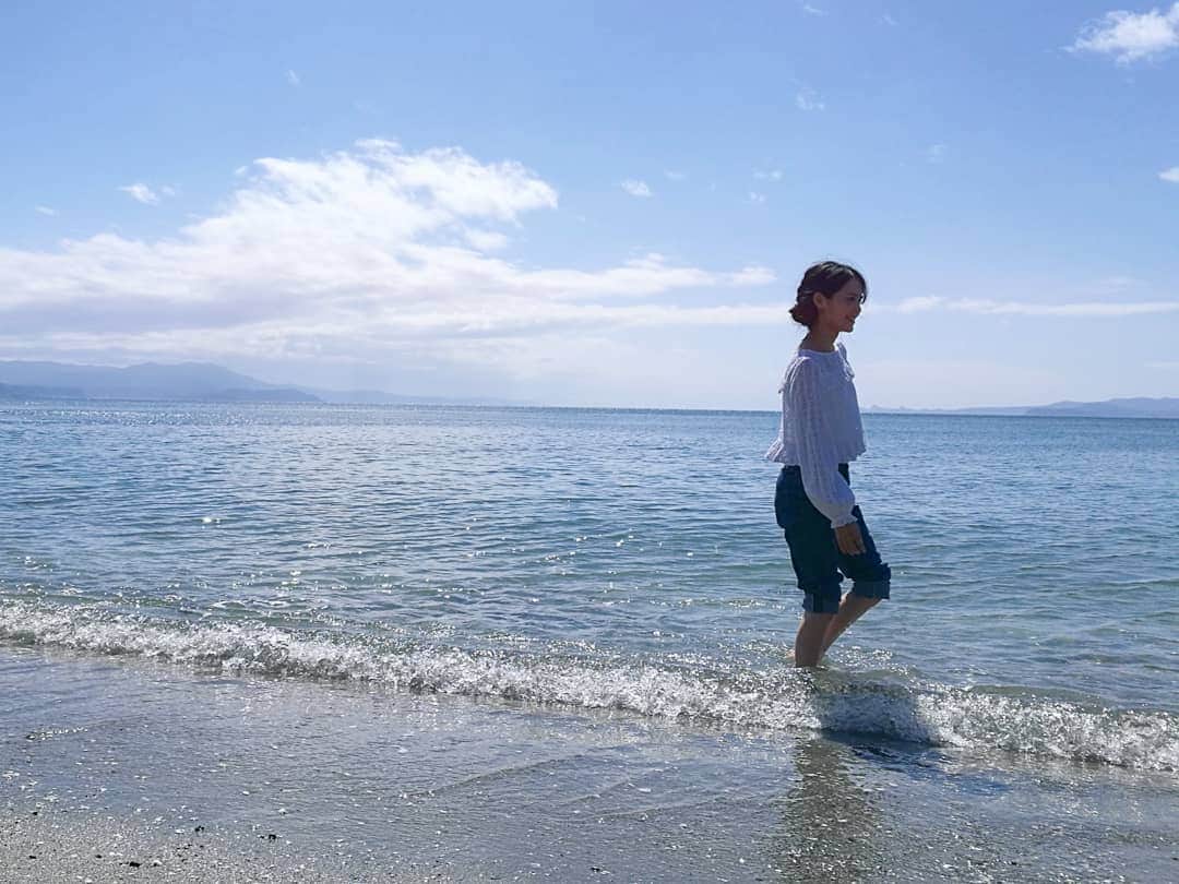 眞仲里奈さんのインスタグラム写真 - (眞仲里奈Instagram)「鹿児島での撮影のひとこま。 海がめちゃくちゃ綺麗で、癒された～ こんな海が家の近くにあるなんて、最高だなぁ。  #鹿児島#鹿屋市#海」10月11日 13時36分 - rina.manaka