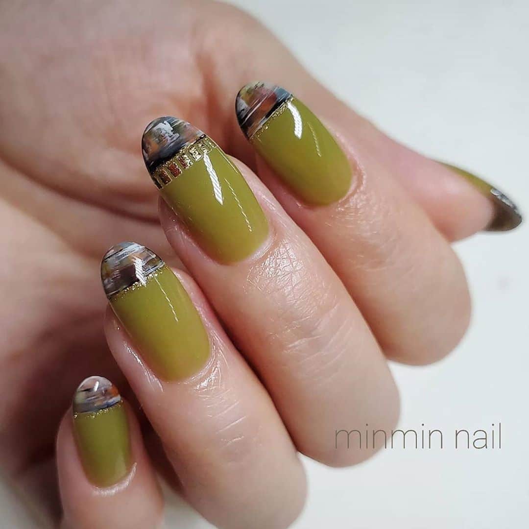 のインスタグラム：「本日23:59まで新色もセール価格でご購入できます❣️#Repost @minmin_nail ・・・ 塗るだけで垢抜け✨✨ 艶やかでこなれ感たっぷりの大人グリーン 欲しかったの😳 大満足w  柄＋するとハンサム♡ 【柳城】は絶賛YouTubeにて配信中📹」