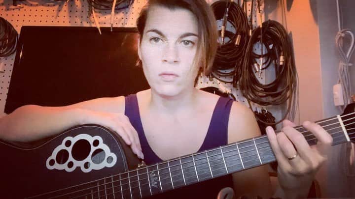 カーキ・キングのインスタグラム：「This song makes me weird.」