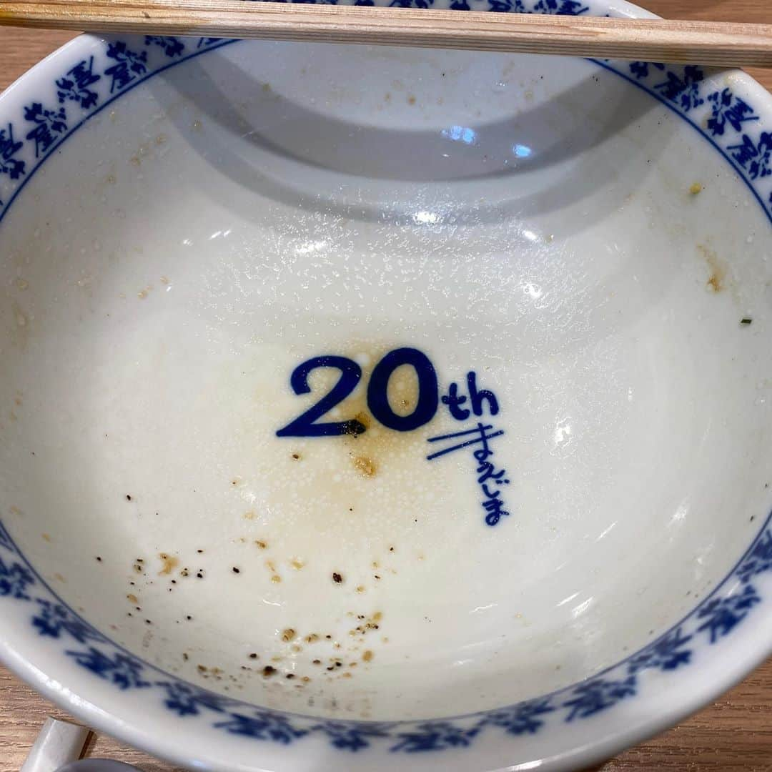 ミトさんのインスタグラム写真 - (ミトInstagram)「・ ・ 環七通りの老舗ラーメン屋として、そして自身の仕事でよく使うスタジオの近くのお店として、お世話になっている『せたが屋』。今日はその『せたが屋』さんが20周年記念ということで、期間限定100食ずつ提供している「せたが屋 二十周年 ザ・ラーメン 」を食べに来た。  11時の開店ジャストで到着で僕の前には3〜40人以上の並び、そこから80分の待ちを経て、入店して10分しないで着丼。   鋭角でいて旨味を引き立たせる"ヤマロク醤油"のカエシ、口に頬張ると少し甘みを感じる麺には希少粉の"夏黄金"、わさびと一緒にいただく"望来豚"のチャーシュー、土佐ジローを使った半熟味玉、、いやあ、全てがしっかり前に出て、でもまとまっている。薬味のネギでさえ、めちゃくちゃ鋭い香りと旨さを感じて、気が付けば完飲完食。器も20周年記念仕様！というサプライズまで拝むことができました。いやあ、、、めちゃくちゃ美味かったです。   20年の歴史の重み、そして飽くなき次への布石を感じる一杯でした。前島店長さん、大リスペクトです！   ちなみに並んでる最中に店員さんに「〇〇(当時のあだ名)だよな？オレだよ、小学校時代の同級の△△」と呼び止められたのはめちゃくちゃ笑った。小学校時代の同級で未だ繋がってるのなんて1人しか居ないので、やたら興奮してしまった。長く生きてると、いろんなことがあるもんですね。   #せたが屋 #せたが屋20周年 #ザラーメン #環七ラーメン #老舗 #駒沢グルメ #前島司 #はちきん地鶏 #夏黄金 #ヤマロク醤油 #三州三河みりん #望来豚 #土佐ジロー #やわ肌ねぎ #20周年 #ラーメン #クラムボン #clammbon #ミト #ミトムボン #麵道 #名店」10月11日 13時42分 - micromicrophone