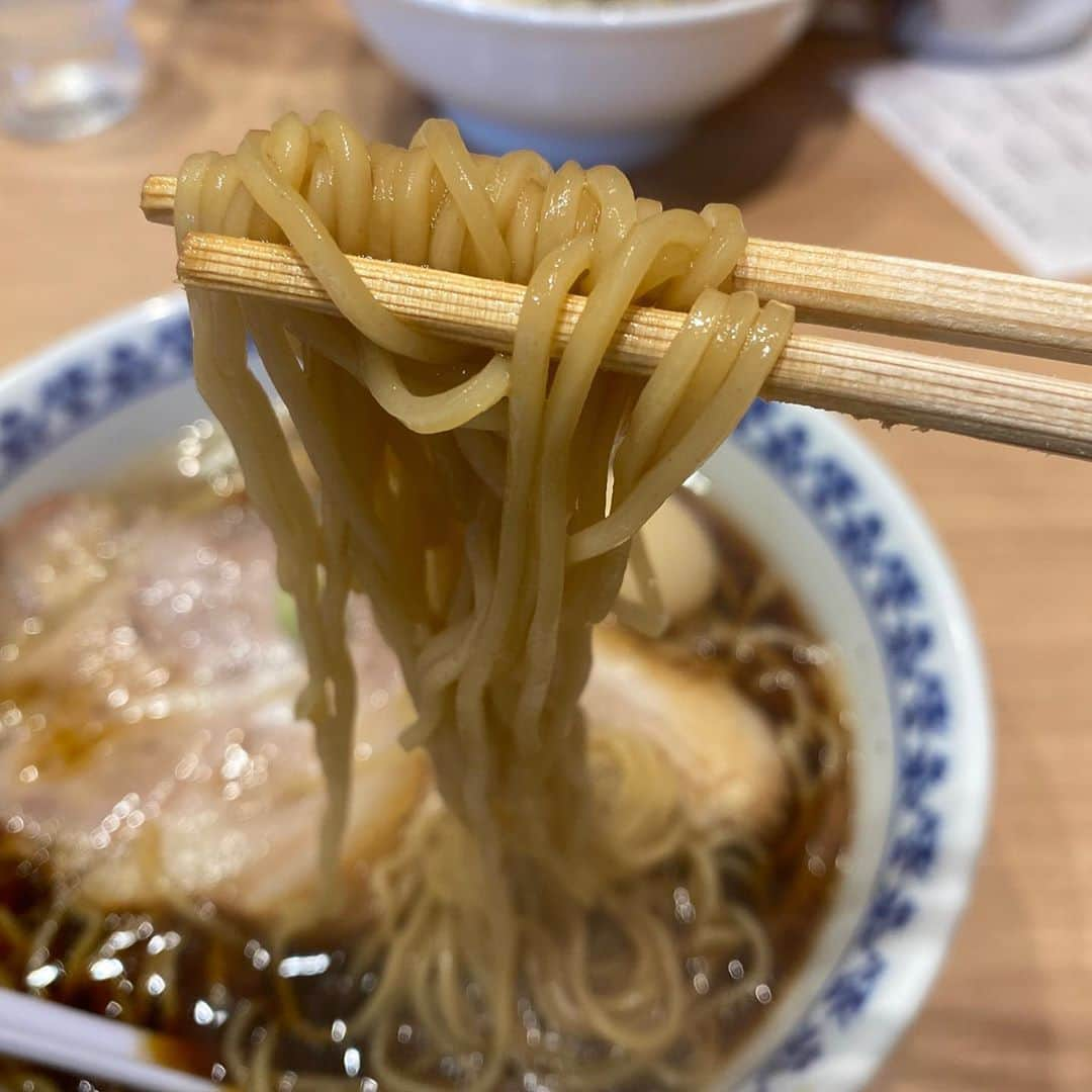 ミトさんのインスタグラム写真 - (ミトInstagram)「・ ・ 環七通りの老舗ラーメン屋として、そして自身の仕事でよく使うスタジオの近くのお店として、お世話になっている『せたが屋』。今日はその『せたが屋』さんが20周年記念ということで、期間限定100食ずつ提供している「せたが屋 二十周年 ザ・ラーメン 」を食べに来た。  11時の開店ジャストで到着で僕の前には3〜40人以上の並び、そこから80分の待ちを経て、入店して10分しないで着丼。   鋭角でいて旨味を引き立たせる"ヤマロク醤油"のカエシ、口に頬張ると少し甘みを感じる麺には希少粉の"夏黄金"、わさびと一緒にいただく"望来豚"のチャーシュー、土佐ジローを使った半熟味玉、、いやあ、全てがしっかり前に出て、でもまとまっている。薬味のネギでさえ、めちゃくちゃ鋭い香りと旨さを感じて、気が付けば完飲完食。器も20周年記念仕様！というサプライズまで拝むことができました。いやあ、、、めちゃくちゃ美味かったです。   20年の歴史の重み、そして飽くなき次への布石を感じる一杯でした。前島店長さん、大リスペクトです！   ちなみに並んでる最中に店員さんに「〇〇(当時のあだ名)だよな？オレだよ、小学校時代の同級の△△」と呼び止められたのはめちゃくちゃ笑った。小学校時代の同級で未だ繋がってるのなんて1人しか居ないので、やたら興奮してしまった。長く生きてると、いろんなことがあるもんですね。   #せたが屋 #せたが屋20周年 #ザラーメン #環七ラーメン #老舗 #駒沢グルメ #前島司 #はちきん地鶏 #夏黄金 #ヤマロク醤油 #三州三河みりん #望来豚 #土佐ジロー #やわ肌ねぎ #20周年 #ラーメン #クラムボン #clammbon #ミト #ミトムボン #麵道 #名店」10月11日 13時42分 - micromicrophone