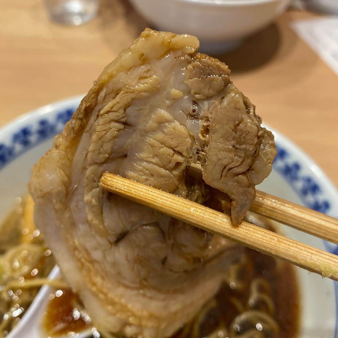 ミトさんのインスタグラム写真 - (ミトInstagram)「・ ・ 環七通りの老舗ラーメン屋として、そして自身の仕事でよく使うスタジオの近くのお店として、お世話になっている『せたが屋』。今日はその『せたが屋』さんが20周年記念ということで、期間限定100食ずつ提供している「せたが屋 二十周年 ザ・ラーメン 」を食べに来た。  11時の開店ジャストで到着で僕の前には3〜40人以上の並び、そこから80分の待ちを経て、入店して10分しないで着丼。   鋭角でいて旨味を引き立たせる"ヤマロク醤油"のカエシ、口に頬張ると少し甘みを感じる麺には希少粉の"夏黄金"、わさびと一緒にいただく"望来豚"のチャーシュー、土佐ジローを使った半熟味玉、、いやあ、全てがしっかり前に出て、でもまとまっている。薬味のネギでさえ、めちゃくちゃ鋭い香りと旨さを感じて、気が付けば完飲完食。器も20周年記念仕様！というサプライズまで拝むことができました。いやあ、、、めちゃくちゃ美味かったです。   20年の歴史の重み、そして飽くなき次への布石を感じる一杯でした。前島店長さん、大リスペクトです！   ちなみに並んでる最中に店員さんに「〇〇(当時のあだ名)だよな？オレだよ、小学校時代の同級の△△」と呼び止められたのはめちゃくちゃ笑った。小学校時代の同級で未だ繋がってるのなんて1人しか居ないので、やたら興奮してしまった。長く生きてると、いろんなことがあるもんですね。   #せたが屋 #せたが屋20周年 #ザラーメン #環七ラーメン #老舗 #駒沢グルメ #前島司 #はちきん地鶏 #夏黄金 #ヤマロク醤油 #三州三河みりん #望来豚 #土佐ジロー #やわ肌ねぎ #20周年 #ラーメン #クラムボン #clammbon #ミト #ミトムボン #麵道 #名店」10月11日 13時42分 - micromicrophone