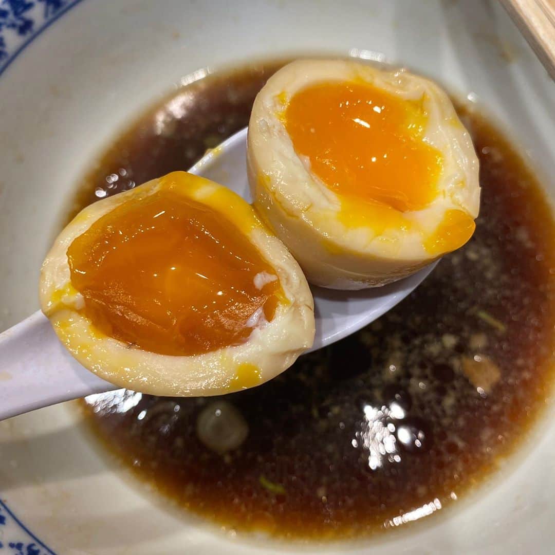 ミトさんのインスタグラム写真 - (ミトInstagram)「・ ・ 環七通りの老舗ラーメン屋として、そして自身の仕事でよく使うスタジオの近くのお店として、お世話になっている『せたが屋』。今日はその『せたが屋』さんが20周年記念ということで、期間限定100食ずつ提供している「せたが屋 二十周年 ザ・ラーメン 」を食べに来た。  11時の開店ジャストで到着で僕の前には3〜40人以上の並び、そこから80分の待ちを経て、入店して10分しないで着丼。   鋭角でいて旨味を引き立たせる"ヤマロク醤油"のカエシ、口に頬張ると少し甘みを感じる麺には希少粉の"夏黄金"、わさびと一緒にいただく"望来豚"のチャーシュー、土佐ジローを使った半熟味玉、、いやあ、全てがしっかり前に出て、でもまとまっている。薬味のネギでさえ、めちゃくちゃ鋭い香りと旨さを感じて、気が付けば完飲完食。器も20周年記念仕様！というサプライズまで拝むことができました。いやあ、、、めちゃくちゃ美味かったです。   20年の歴史の重み、そして飽くなき次への布石を感じる一杯でした。前島店長さん、大リスペクトです！   ちなみに並んでる最中に店員さんに「〇〇(当時のあだ名)だよな？オレだよ、小学校時代の同級の△△」と呼び止められたのはめちゃくちゃ笑った。小学校時代の同級で未だ繋がってるのなんて1人しか居ないので、やたら興奮してしまった。長く生きてると、いろんなことがあるもんですね。   #せたが屋 #せたが屋20周年 #ザラーメン #環七ラーメン #老舗 #駒沢グルメ #前島司 #はちきん地鶏 #夏黄金 #ヤマロク醤油 #三州三河みりん #望来豚 #土佐ジロー #やわ肌ねぎ #20周年 #ラーメン #クラムボン #clammbon #ミト #ミトムボン #麵道 #名店」10月11日 13時42分 - micromicrophone