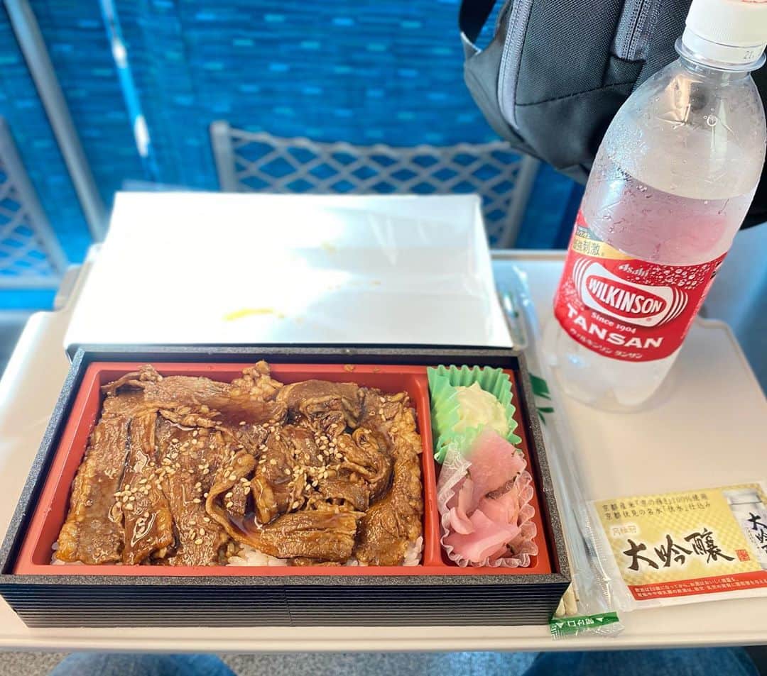 虎牙光揮さんのインスタグラム写真 - (虎牙光揮Instagram)「美味しい駅弁食べながら･･･また東京来ました😁」10月11日 13時44分 - mickeykoga