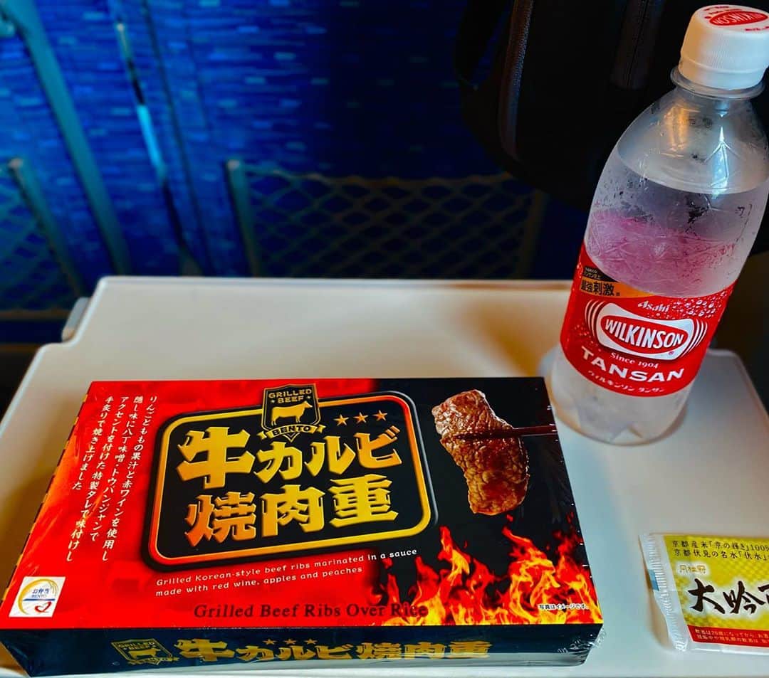 虎牙光揮のインスタグラム：「美味しい駅弁食べながら･･･また東京来ました😁」