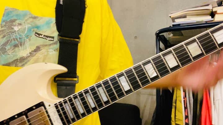 小野武正のインスタグラム：「本日はAlaska Jamのとある曲のアウトロを弾きながらAJボーカル森心言の誕生日を祝うわしつなぎ !!!  めでたいぜひぇあ、出会って10年、初めて会った時に着てたあの伝説のネルシャツはまだ所持しているのだろうか... 次週シリモンゲンのゲンコツの謎に迫る!! 毛利小五郎「ゔーん　犯人はあなただ！マスオさん！」 マスオ「え"ー！！！」 中島「いそのー！野球しようぜー！」  完。  #alaskajam #わしつなぎ #2周目 #シリモンゲン」