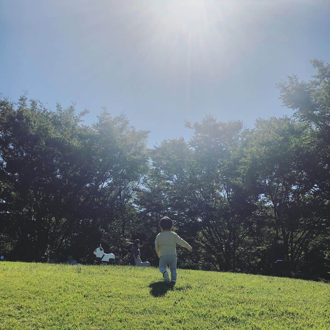 本田朋子さんのインスタグラム写真 - (本田朋子Instagram)「今日は長袖だと暑いほど気温が上がっています。 お昼前に息子とナナと３人でお散歩。 これから主人の試合を応援📺のはずが、息子はまだまだ爆睡中…  #新潟 #のんびりライフ #鳥屋野潟 #レジャーシートとお弁当 #持っていけばよかった」10月11日 13時52分 - tomoko_honda_official_phonics