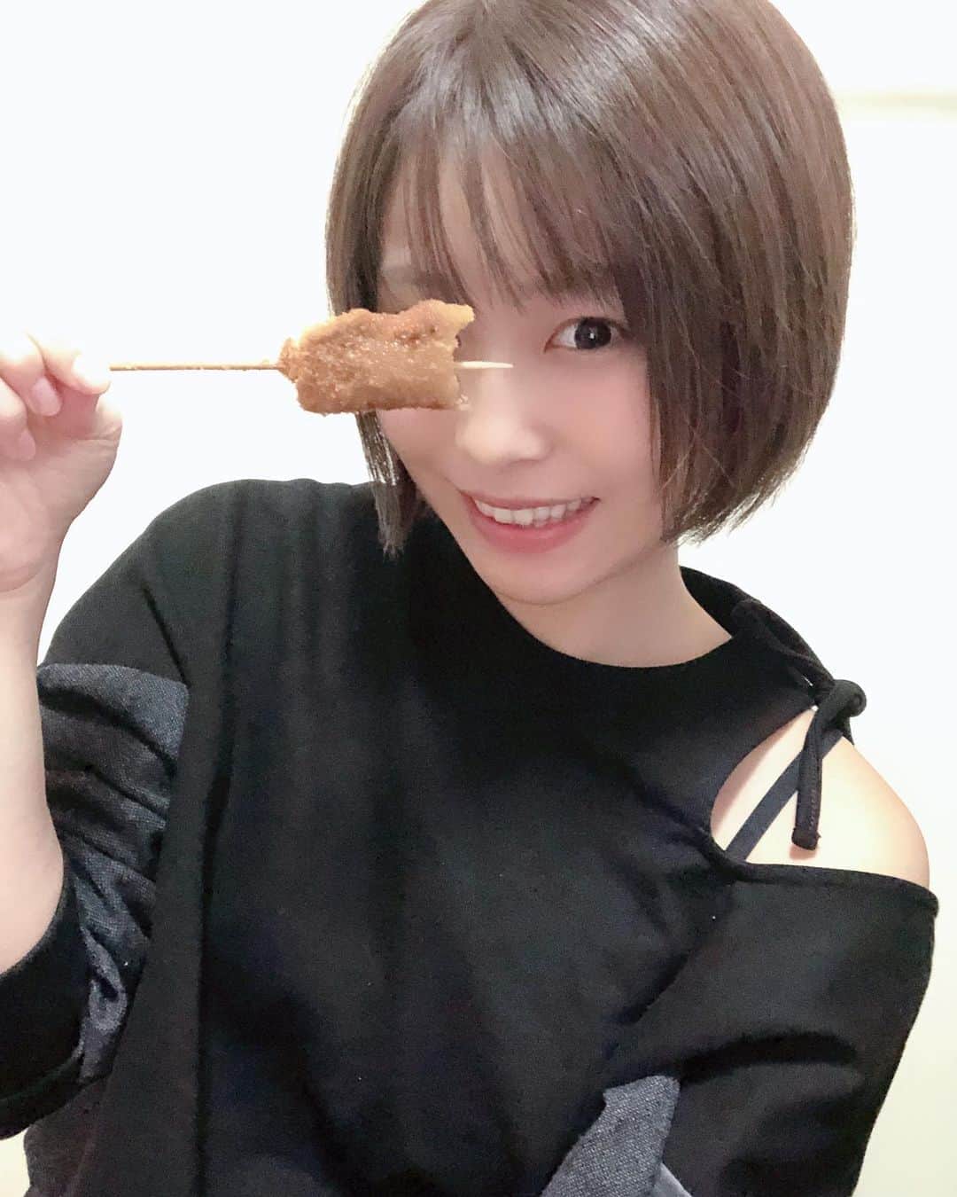 のインスタグラム：「チャチャッと #串カツ田中 テイクアウト𓀠 ・ 1本100円(｡･ω´･｡) ・ ・ #串カツ田中テイクアウト  #串カツはおやつ  #彼女とデートなうに使っていいよ #snsレンタル彼女  #ショートカット女子 #猫顔 #smile #girl  #shooting #셀카 #미소녀 #일본인 #非常好 #摄影 #塚田綾佳」