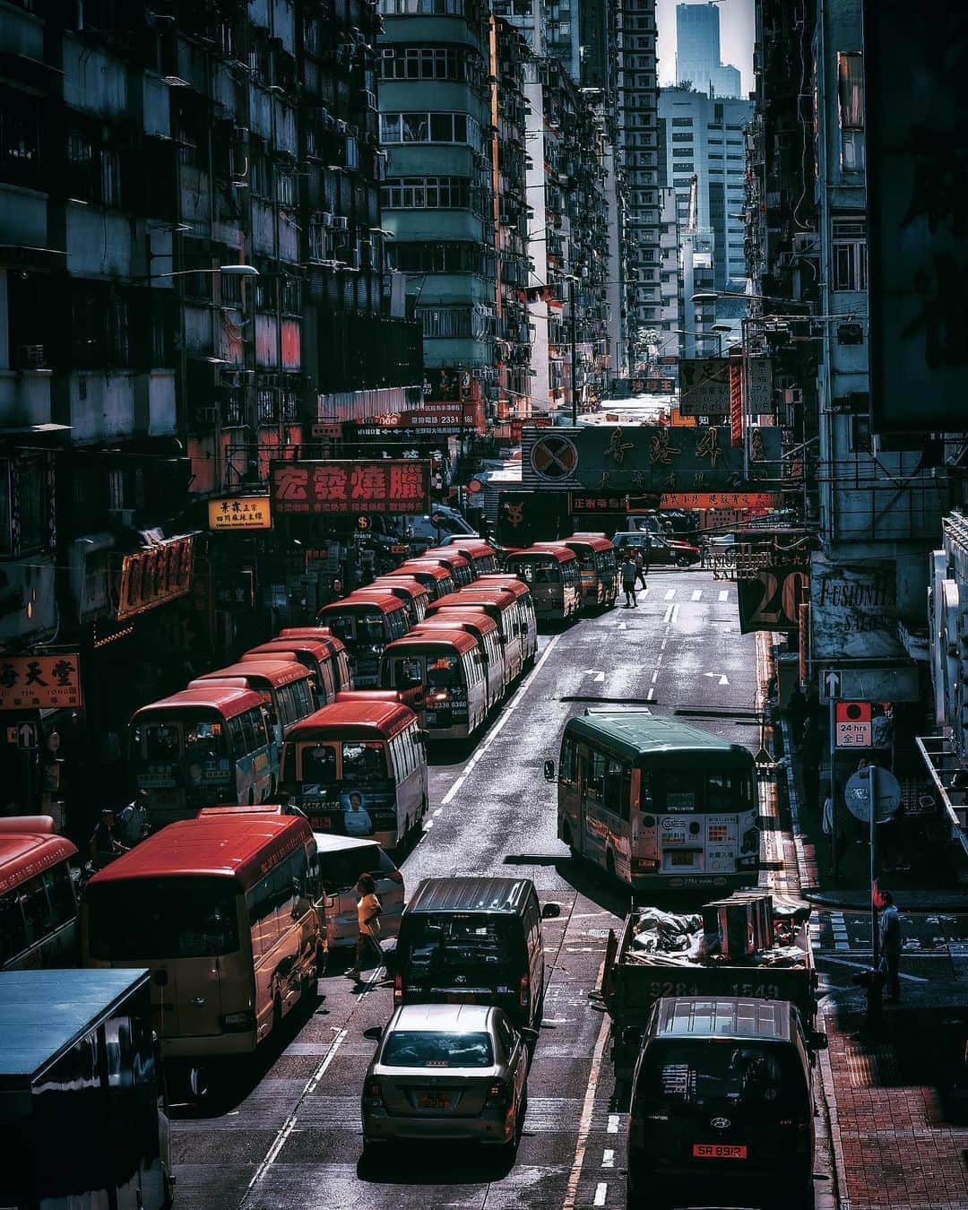 のインスタグラム：「小巴 Van仔 Mini bus 🚌  Happy Sunday 👀    #hayamihannah  #Picsofhk #香港 #Sonyimagegallery  #discoverhongkong #instameethk⁠ #awesomehongkong  #hongkongphotography⁠ #unlimitedhongkong  #exploringhongkong⁠ #hongkongstreets  #hongkongnight  #hongkong  #hongkonglifestyle #Hongkonginsta  #hongkongstreetphotography⁠ #visualhongkong  #reframinghk  #travelphotography  #sonyimages #moodygrams⁠  #Adorama  #way2ill #yourshotphotographer  #localiiz  #HongKongGuide #TimeOutHK #capitalshooters  #Cityphoto_HongKong #Monstermoods」