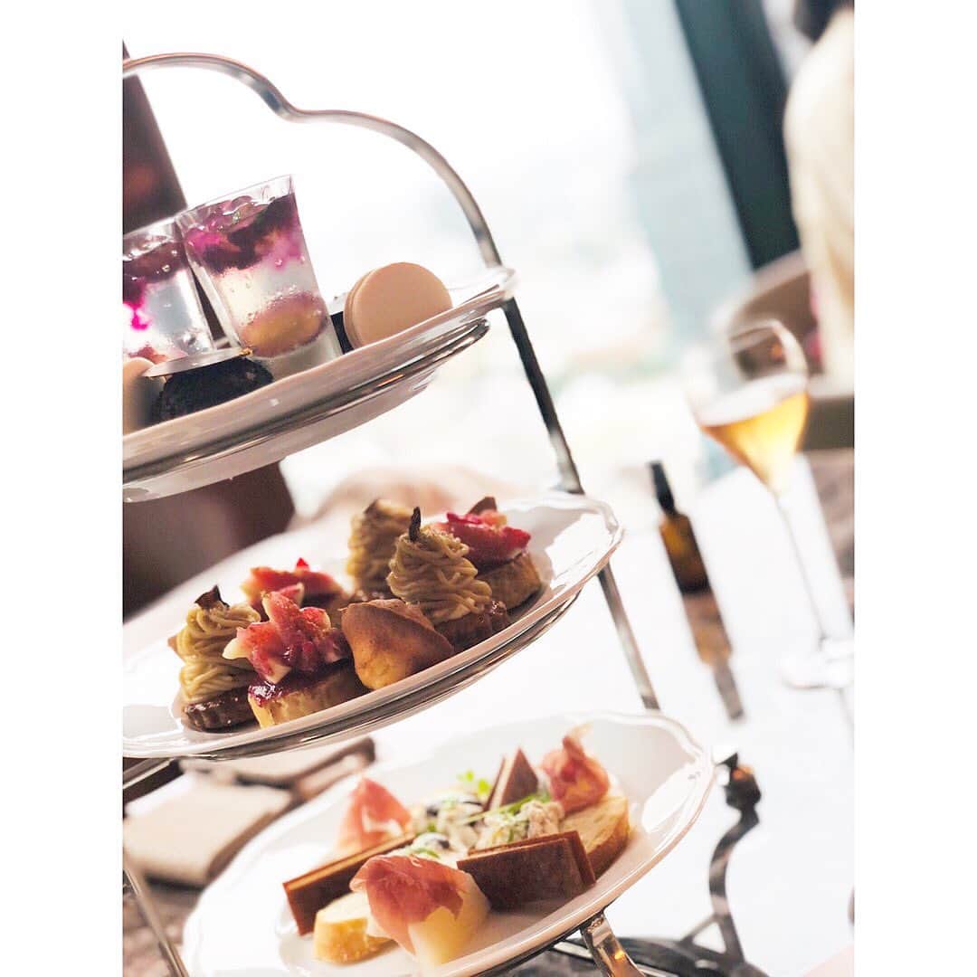 MIHOのインスタグラム：「afternoon TEAってなんでこんなにワクワクするんだろ？  @aoyamagrand  青山グランドホテルの #トラットリアアンドレアロッシ　にて美味しいお茶とスィーツのアフタヌーンティーを☺︎  私的には、エシレバターを使ったキャラメリゼしてあるクレープにのけぞり、30秒で食べた、笑  @keiko_ashida 監修の　#Mrs_kei_tea のハーブティー・リラックスとビューティーもメニューに入っています☺︎  こうゆう時間って大事だなぁ と 思う今日この頃  @orikagram  @keiko_ashida  @sanadahiromi  @saku.ra_g   楽しい時間はあっという間ーっ  #青山グランドホテル20階 #trattora_andrea_rossi #aoyamagrandhotel #tokyo #teatime #外苑前 #薬膳ハーブティー #芦田桂子監修ハーブティー #アフタヌーンティー #ゆっくりお茶を #現実逃避感バツグン☺︎ #女子会 #東京ホテル」