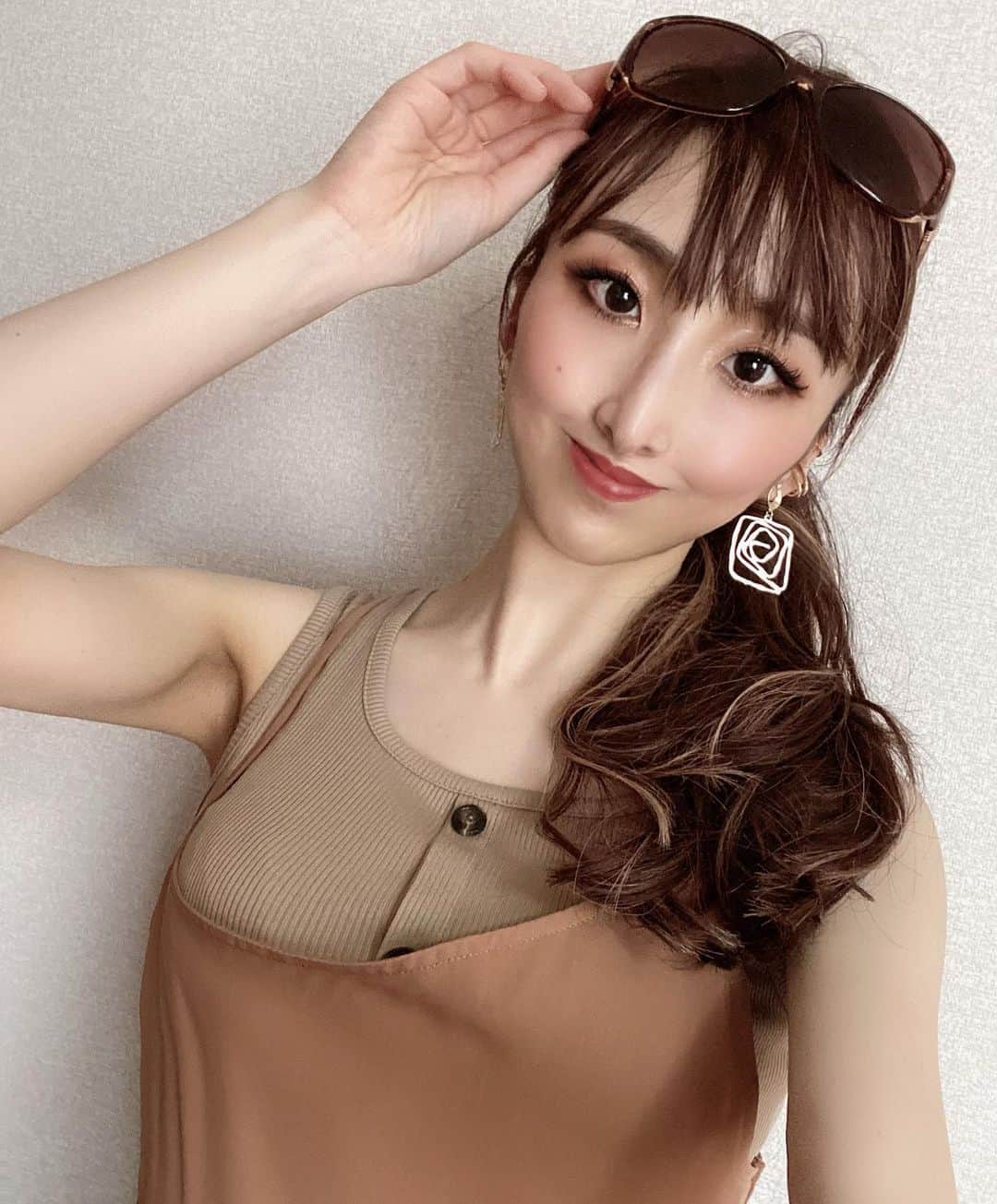 Erenaさんのインスタグラム写真 - (ErenaInstagram)「🖖🏽😎Hello🤟🏽 今日は暖かいのでお家でリゾートコーデ🌊⛴⚓️ 旅気分だよ〜〜🏝🤣w . #秋#秋カラー#ブラウン#茶系#ファッション#コーデ#オシャレ#リゾート風コーデ#サングラス#お家でリゾート気分#南国へ行きたい」10月11日 14時03分 - o1.erena.1o_