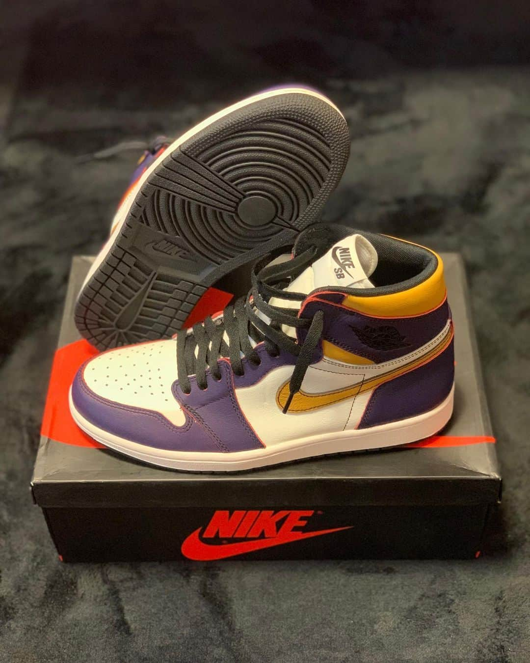 岩本煌史さんのインスタグラム写真 - (岩本煌史Instagram)「got new kicks!! NIKE AIR JORDAN 1 RETRO HIGH OG DEFIANT SB LA TO CHICAGO  #nike #ナイキ #airjordan #airjordan1 #airjordan1high #エアジョーダン #Lakers #レイカーズ #aj1highlatochicago #kickslab #MichaelJordan #prowrestler #プロレスラー #prowrestling #プロレス #ajpw #全日本プロレス #三重県 #桑名市 #出身 #岩本煌史 #sneaker #スニーカー #スニーカー大好き #足元倶楽部 #キモ撮り#スニーカーヘッズ #イワモトヘッズ」10月11日 14時08分 - koji_iwamoto