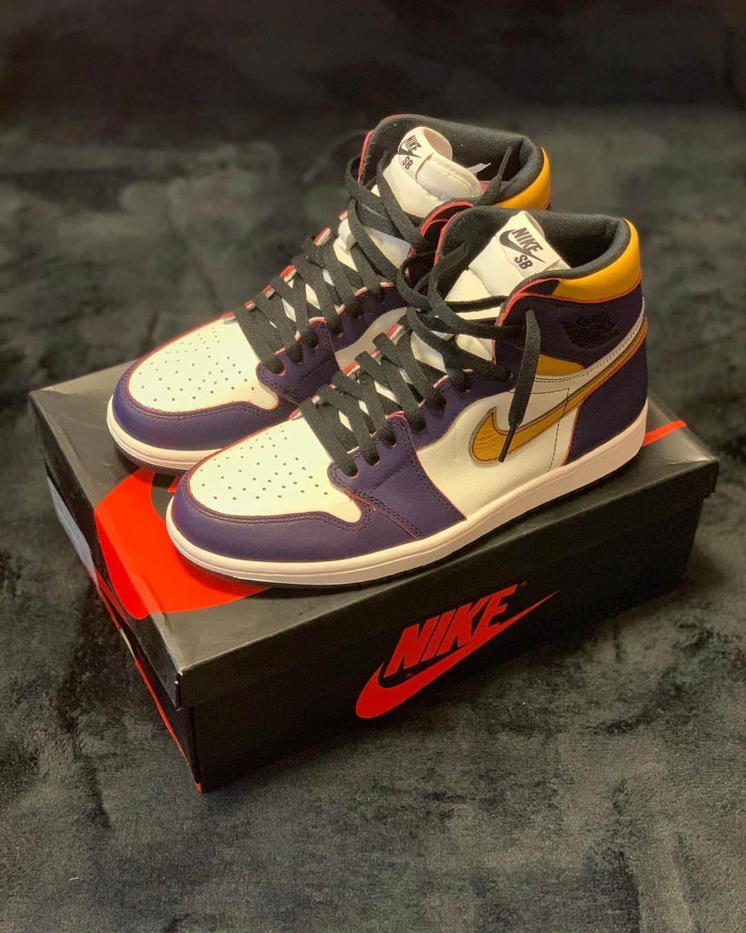 岩本煌史のインスタグラム：「got new kicks!! NIKE AIR JORDAN 1 RETRO HIGH OG DEFIANT SB LA TO CHICAGO  #nike #ナイキ #airjordan #airjordan1 #airjordan1high #エアジョーダン #Lakers #レイカーズ #aj1highlatochicago #kickslab #MichaelJordan #prowrestler #プロレスラー #prowrestling #プロレス #ajpw #全日本プロレス #三重県 #桑名市 #出身 #岩本煌史 #sneaker #スニーカー #スニーカー大好き #足元倶楽部 #キモ撮り#スニーカーヘッズ #イワモトヘッズ」