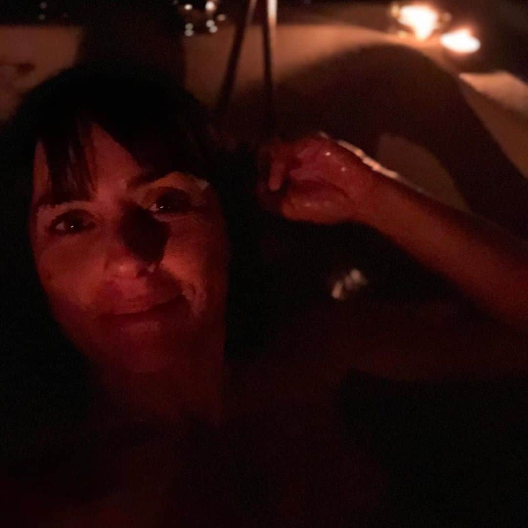 コンスタンス・ジマーのインスタグラム：「I’m 50 (in 2 hours) taking a bath outside amongst the stars and I’m already ready to rock the shit out of this next decade!」