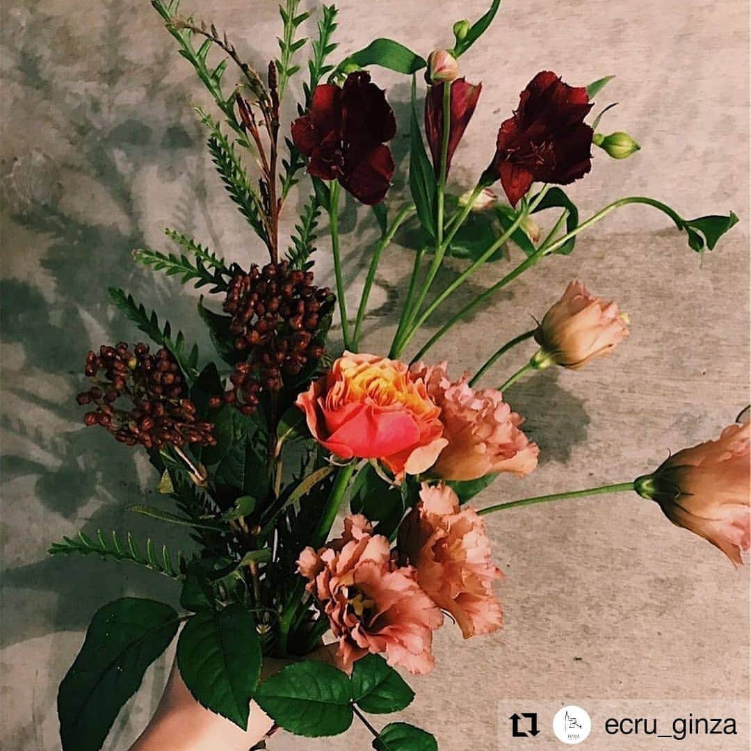 GINZA SONY PARK PROJECTさんのインスタグラム写真 - (GINZA SONY PARK PROJECTInstagram)「9月にスタートし、大変好評をいただいた「エクリュギンザとキノのお花の定期便」。今月の予約が始まりました！  #Repost @ecru_ginza • • • • • • Ginza Sony Park（銀座ソニーパーク）  “【エクリュギンザとキノのお花の定期便〜10月便予約開始🎃〜】﻿ ﻿ コーヒーやワインとともに、季節ごとの花々を眺めながら過ごすような時間を提供できれば、という想いから、﻿ 「お花とワイン」「お花とコーヒー」「お花とお菓子」と、﻿  それぞれをセットにしたエクリュの「お花の定期便」。﻿ ﻿ 第２弾となる10月は 10/24(土)、25(日)のお渡し。﻿ 当日販売のまえに一足早く、今回も事前予約を承ります。﻿ ご予約は @ecru_ginza プロフィールページ記載のオンラインストアからどうぞ🖌﻿ ﻿ お菓子もお花も、秋の装いでご用意しました🍁﻿🎃 さらに今回からは、店頭でのお受取形式に加え、一部商品を配送で承ることができるようになりました🚚﻿ ﻿ ・お花の定期便：¥1,650 ~﻿ ・お花とお菓子の定期便：¥3,100 ~﻿ ・お花とコーヒーの定期便：¥2,950 ~﻿ ・お花とワインの定期便：¥4,400 ~﻿ ﻿ お花は今回も木野園子 (qui no)さん @kinosonoko によるセレクトです。﻿ 当日、店頭にならべた色とりどりの花々からお客さまにお好みで選んでもらい、その人だけの特別な花束にしてお渡しします💐﻿ すっかり秋めいた週末にぴったりなお花を覗きにいらしてください🍷☕️🌷﻿ ﻿ ﻿ #エクリュとキノの定期便﻿ #エクリュギンザとキノの定期便  #ginzasonypark #ecru #ecru_ginza」10月11日 14時18分 - ginzasonypark