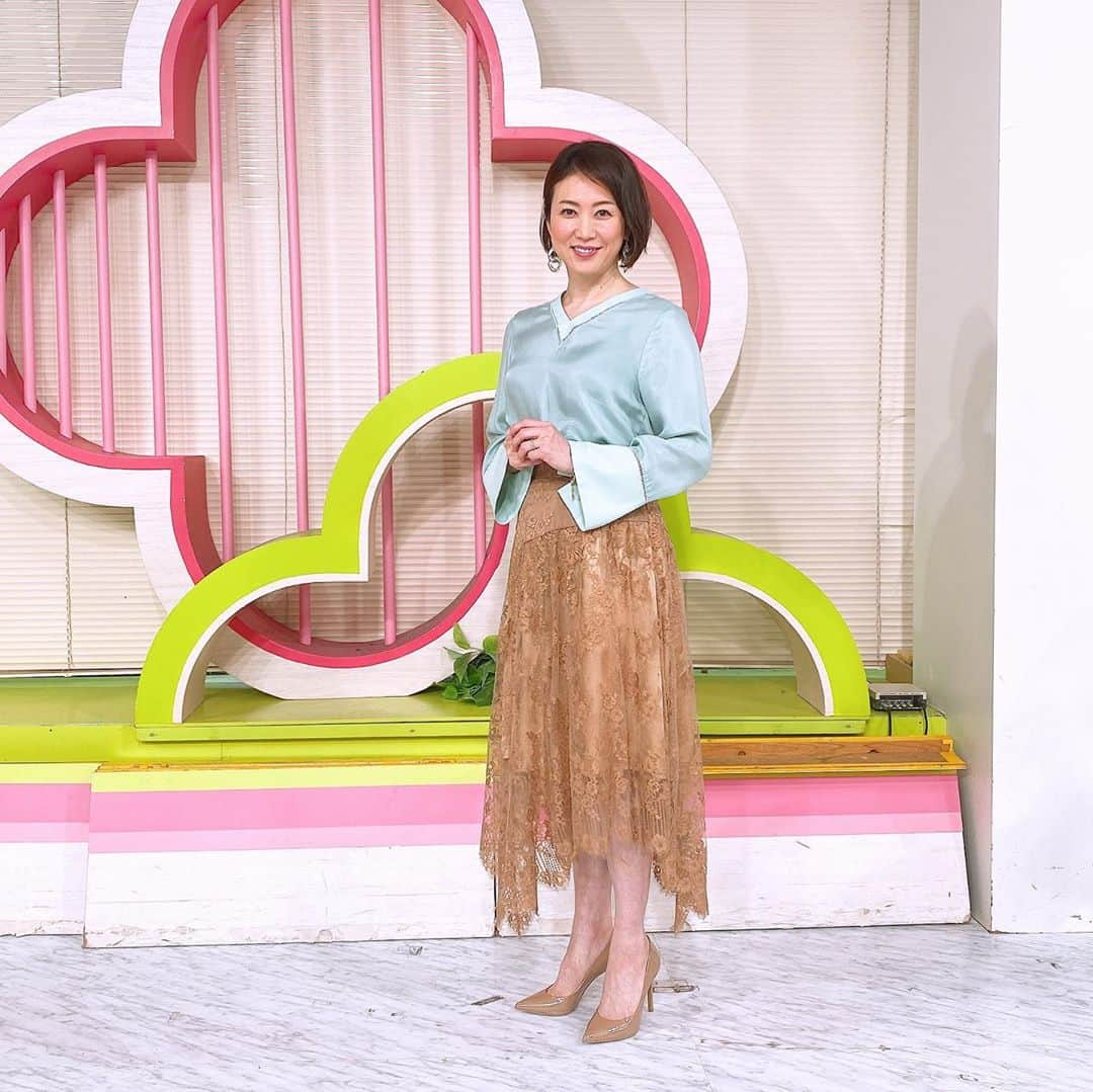 田中雅美さんのインスタグラム写真 - (田中雅美Instagram)「今日は日本テレビ「シューイチ」に出演させていただきました。 衣装はこちらでした。  ・ ・  トップス、スカート共に @arobe_official  アクセサリー @abiste_official  シューズ @dianashoespress  #日本テレビ #シューイチ #衣装 #シューウィッチ #多数決で負けました　😭 #バジルカルボナーラ食べたかった #低音調理器買おうかな #美味しかった #ぼにーく」10月11日 14時19分 - tanakamasami_official