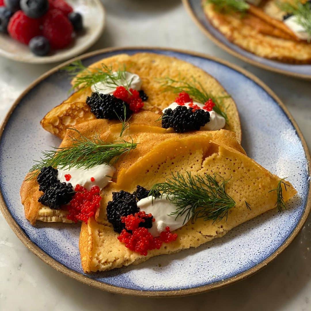 Symmetry Breakfastさんのインスタグラム写真 - (Symmetry BreakfastInstagram)「Blini, with sour cream and caviar. Minimal, elegant and forever beautiful. I made these pancakes with a keto recipe I found online, but would you know from the photo if I didn’t tell you? 3/4 cup Almond flour, 4oz cream cheese, 4 eggs eggs and a splash of milk plus seasoning. With tea in new cups from our trip to Fujian last week #symmetrybreakfast #sunday #russianfood #блины」10月11日 14時24分 - symmetrybreakfast