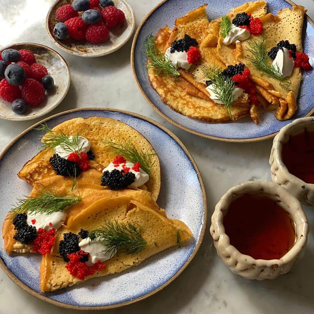 Symmetry Breakfastさんのインスタグラム写真 - (Symmetry BreakfastInstagram)「Blini, with sour cream and caviar. Minimal, elegant and forever beautiful. I made these pancakes with a keto recipe I found online, but would you know from the photo if I didn’t tell you? 3/4 cup Almond flour, 4oz cream cheese, 4 eggs eggs and a splash of milk plus seasoning. With tea in new cups from our trip to Fujian last week #symmetrybreakfast #sunday #russianfood #блины」10月11日 14時24分 - symmetrybreakfast
