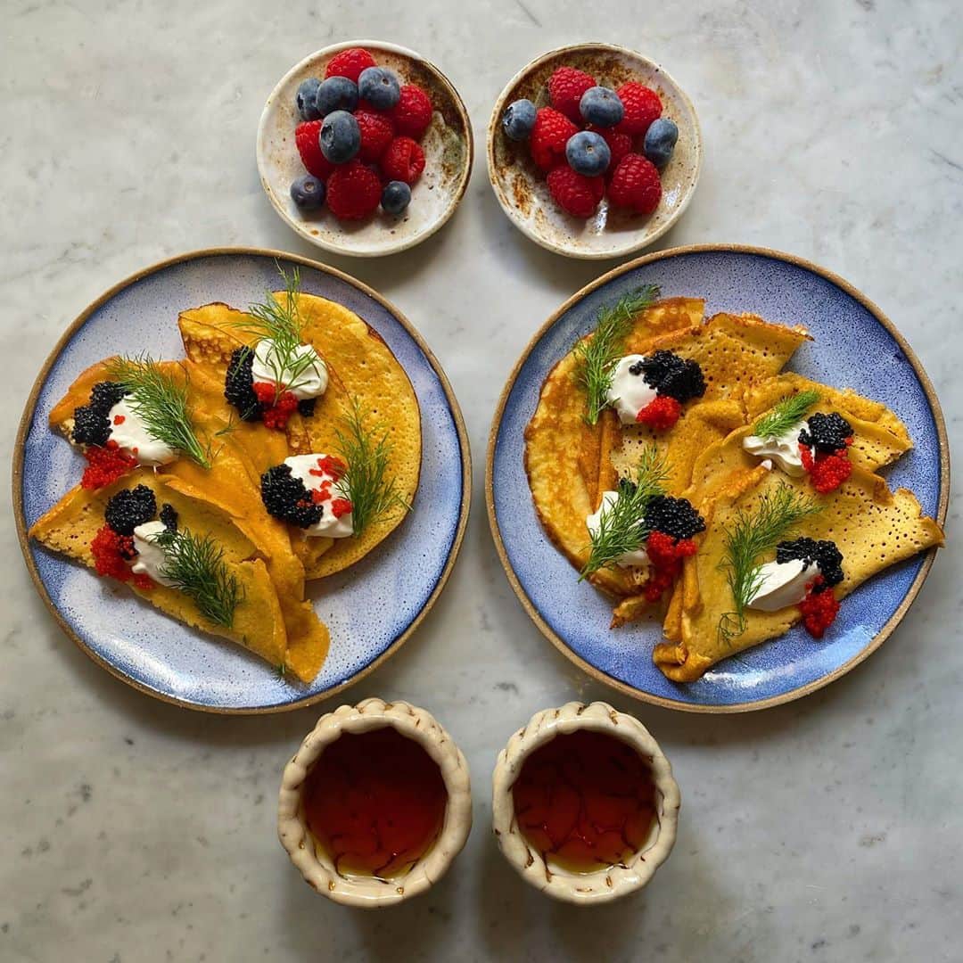 Symmetry Breakfastのインスタグラム：「Blini, with sour cream and caviar. Minimal, elegant and forever beautiful. I made these pancakes with a keto recipe I found online, but would you know from the photo if I didn’t tell you? 3/4 cup Almond flour, 4oz cream cheese, 4 eggs eggs and a splash of milk plus seasoning. With tea in new cups from our trip to Fujian last week #symmetrybreakfast #sunday #russianfood #блины」