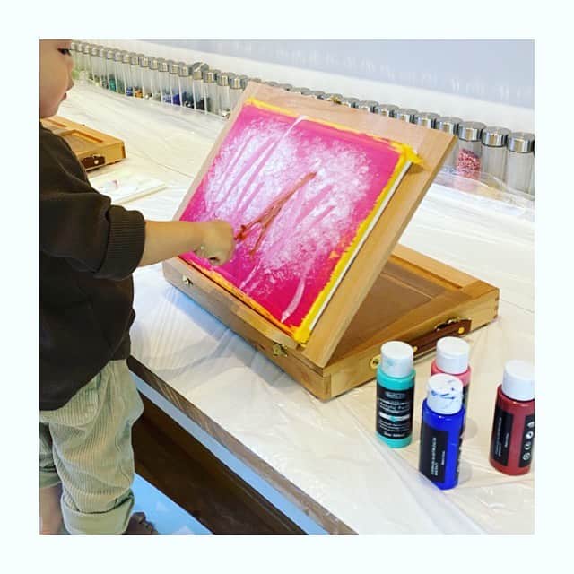 清川あさみさんのインスタグラム写真 - (清川あさみInstagram)「The second son painting a cherry blossom🌸🖼 色々な道具で描いた桜です。週末の私のワークショップはこれにて終了🤲　 ちなみに全て次男です。一歳半✨爆発中。。 #一歳半男の子 #パパも後で見せて感動してた😹  #次男は完全にハマる　#サイン入り #お婆ちゃんにプレゼントする絵🎁　 #面白いタッチ #息子よ自由に #1歳3歳息子 #mysonsart #art #kids #ワークショップ #清川あさみ　#boys  #asamikidsworkshop」10月11日 14時25分 - asami_kiyokawa