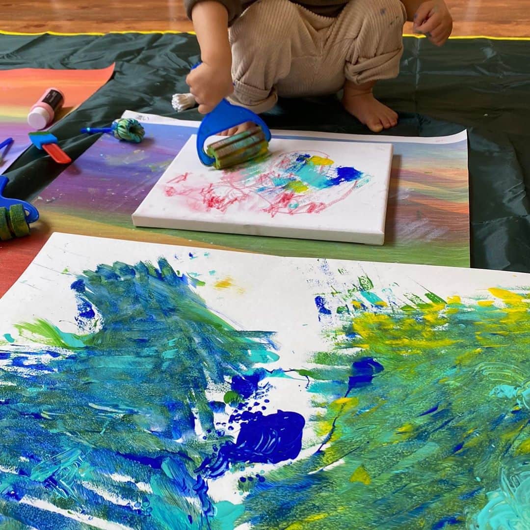 清川あさみさんのインスタグラム写真 - (清川あさみInstagram)「The second son painting a cherry blossom🌸🖼 色々な道具で描いた桜です。週末の私のワークショップはこれにて終了🤲　 ちなみに全て次男です。一歳半✨爆発中。。 #一歳半男の子 #パパも後で見せて感動してた😹  #次男は完全にハマる　#サイン入り #お婆ちゃんにプレゼントする絵🎁　 #面白いタッチ #息子よ自由に #1歳3歳息子 #mysonsart #art #kids #ワークショップ #清川あさみ　#boys  #asamikidsworkshop」10月11日 14時25分 - asami_kiyokawa