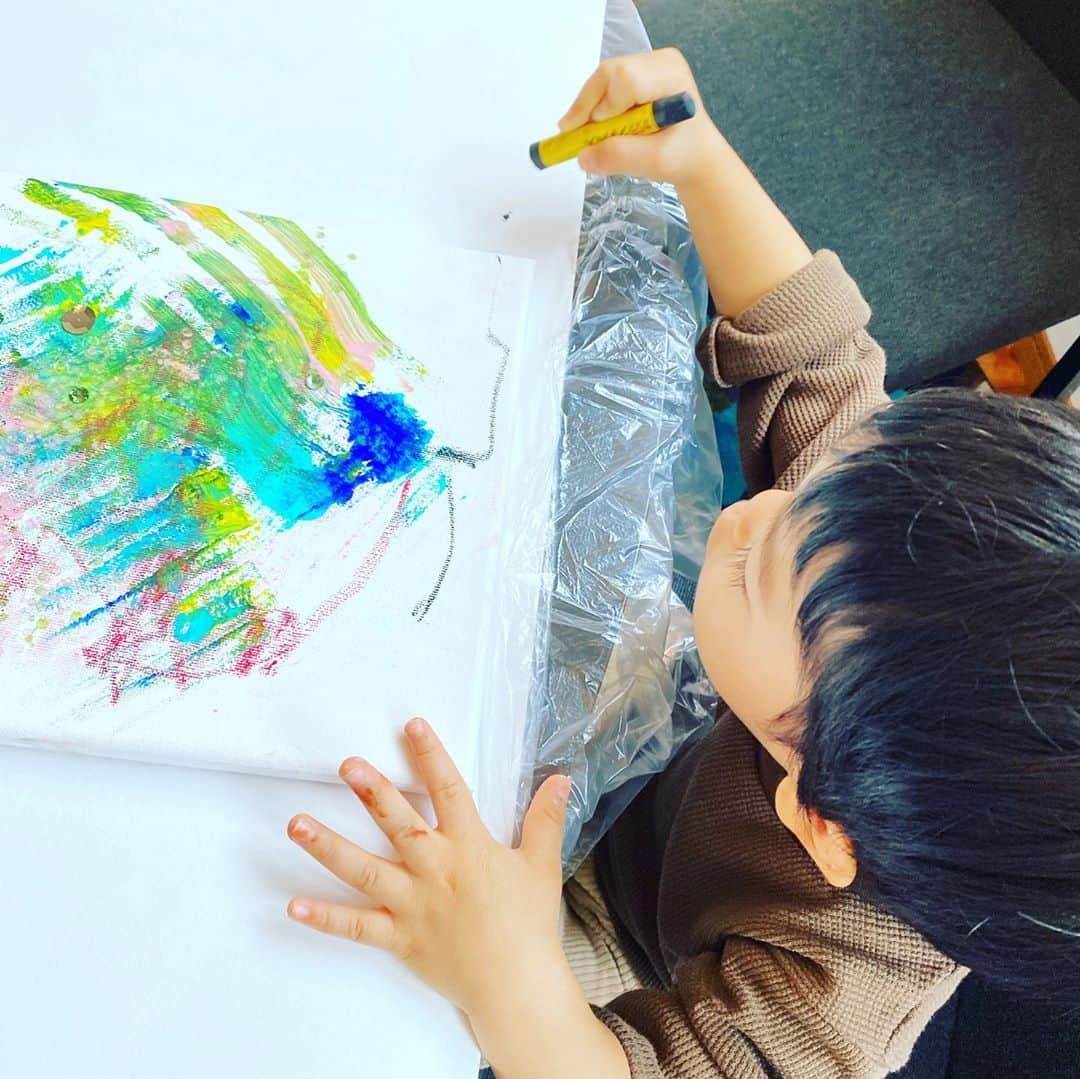 清川あさみさんのインスタグラム写真 - (清川あさみInstagram)「The second son painting a cherry blossom🌸🖼 色々な道具で描いた桜です。週末の私のワークショップはこれにて終了🤲　 ちなみに全て次男です。一歳半✨爆発中。。 #一歳半男の子 #パパも後で見せて感動してた😹  #次男は完全にハマる　#サイン入り #お婆ちゃんにプレゼントする絵🎁　 #面白いタッチ #息子よ自由に #1歳3歳息子 #mysonsart #art #kids #ワークショップ #清川あさみ　#boys  #asamikidsworkshop」10月11日 14時25分 - asami_kiyokawa