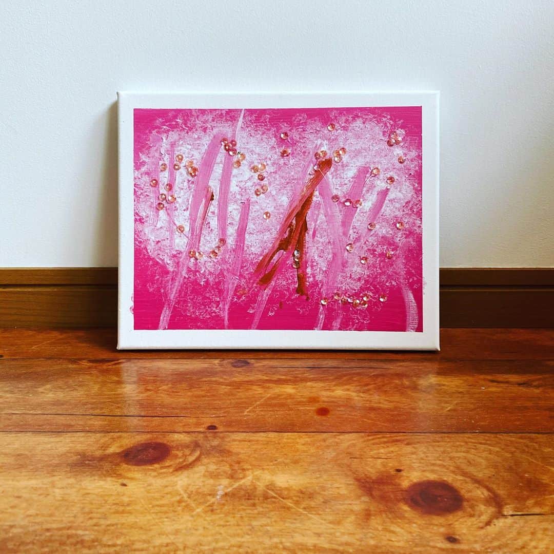 清川あさみさんのインスタグラム写真 - (清川あさみInstagram)「The second son painting a cherry blossom🌸🖼 色々な道具で描いた桜です。週末の私のワークショップはこれにて終了🤲　 ちなみに全て次男です。一歳半✨爆発中。。 #一歳半男の子 #パパも後で見せて感動してた😹  #次男は完全にハマる　#サイン入り #お婆ちゃんにプレゼントする絵🎁　 #面白いタッチ #息子よ自由に #1歳3歳息子 #mysonsart #art #kids #ワークショップ #清川あさみ　#boys  #asamikidsworkshop」10月11日 14時25分 - asami_kiyokawa