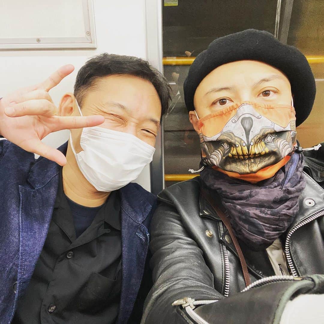 山内圭哉のインスタグラム：「空港からかえる途中、朋友・桂りょうばにばったり会う。 こんなことあるんやなぁ。」