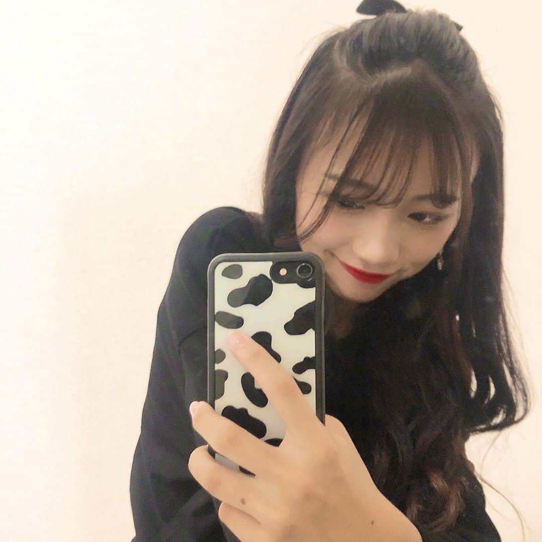 のインスタグラム：「再投稿💦 TikTok見てくれましたか〜？ 🖤💖 · #韓国ファッション #トレーナーコーデ #ロンティー #スマホケース #韓国」