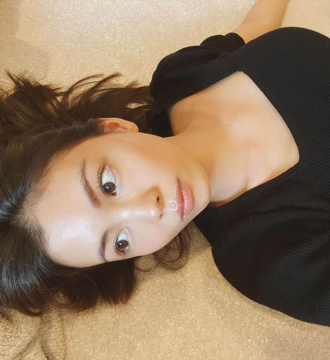 矢野未希子さんのインスタグラム写真 - (矢野未希子Instagram)「体がね、床にくっついて離れない 起き上がれない。 はぁ〜ねむねむ。  でも頑張ってメイクして今から おでかけ  えいやっ！って立ち上がる 10分後には🙄」10月11日 14時34分 - mikko1104