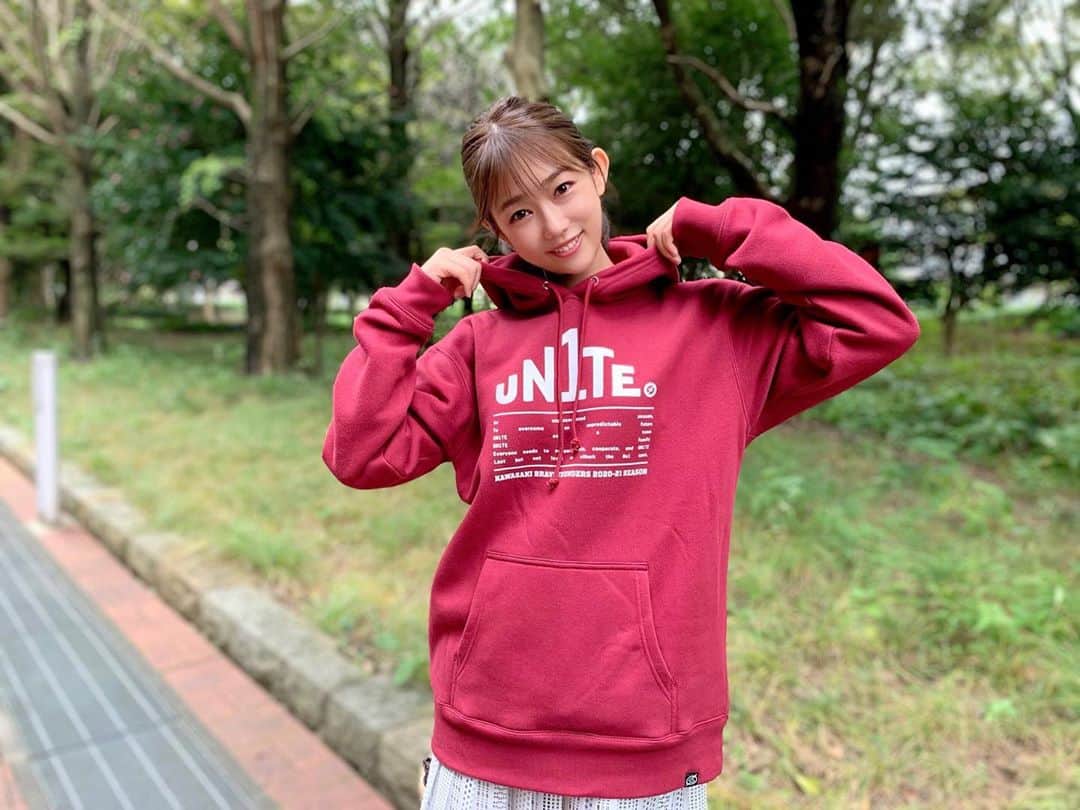 のインスタグラム：「2020−21シーズンの﻿ チームスローガン”UN1TE"パーカー﻿ ﻿ かっこいい！🥺💓💓﻿ 繊細かつ大胆なデザインに﻿ なっていて裏は起毛なのでこれからの﻿ 寒い時期にもぴったり✨です！﻿ ﻿ 毎回物凄く可愛いグッズばかり✨﻿ ﻿ ﻿ #Bリーグ﻿ #川崎ブレイブサンダース」