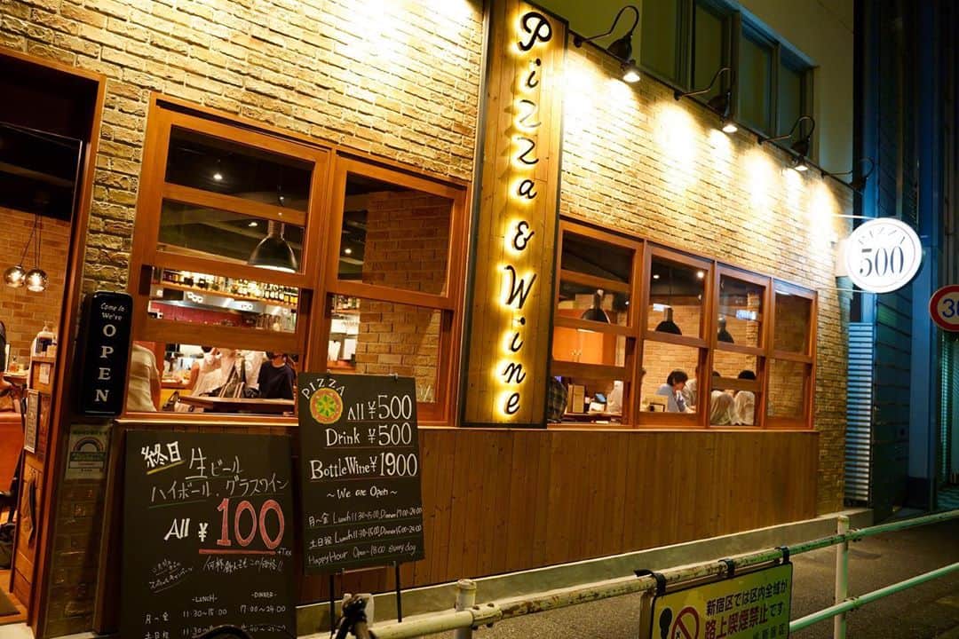 わっきーさんのインスタグラム写真 - (わっきーInstagram)「オープンしたばかりのCONA西新宿へ。 ピッツァ1枚500円が有名だけど、 ここの店舗は窯で焼き上げるこだわり。 渡り蟹のトマトクリームスパは600円。 この値段で、味も美味かった。 ワインはボトルで、どれも1900円。 コスパの塊の様な店。 学生さんにもオススメです。  #cona  #コナ  #ピッツァ #ピザ #pizza  #1枚500円ピザ  #ピザ窯  #パスタ #渡り蟹のパスタ  #ワイン #西新宿 #西新宿グルメ  #デート  #youtube #youtuber #ユーチューブ #わっきーtv #わっきー #食レポ #飯テロ #飯テロ動画」10月11日 14時42分 - makoto_ishiwaki