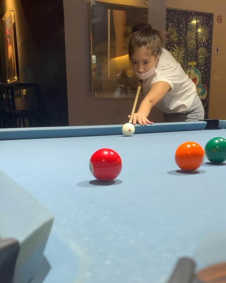 辜莞允（Nono Ku）のインスタグラム：「🎱 姿勢一流✔️ 氣勢一流✔️ 技巧百流✔️  母球兩次都在差不多位置的機率 來自於我的對手跟我差不多遜 而兩次三號球都不進的機率 來自於我真的很遜😂」