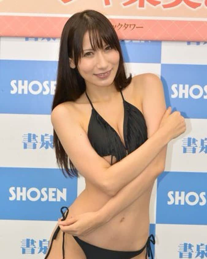 サーシャ菜美さんのインスタグラム写真 - (サーシャ菜美Instagram)「今日は暑いよ！ 熱中症に気をつけてね🌺 #グラビア」10月11日 14時43分 - ns.123.a