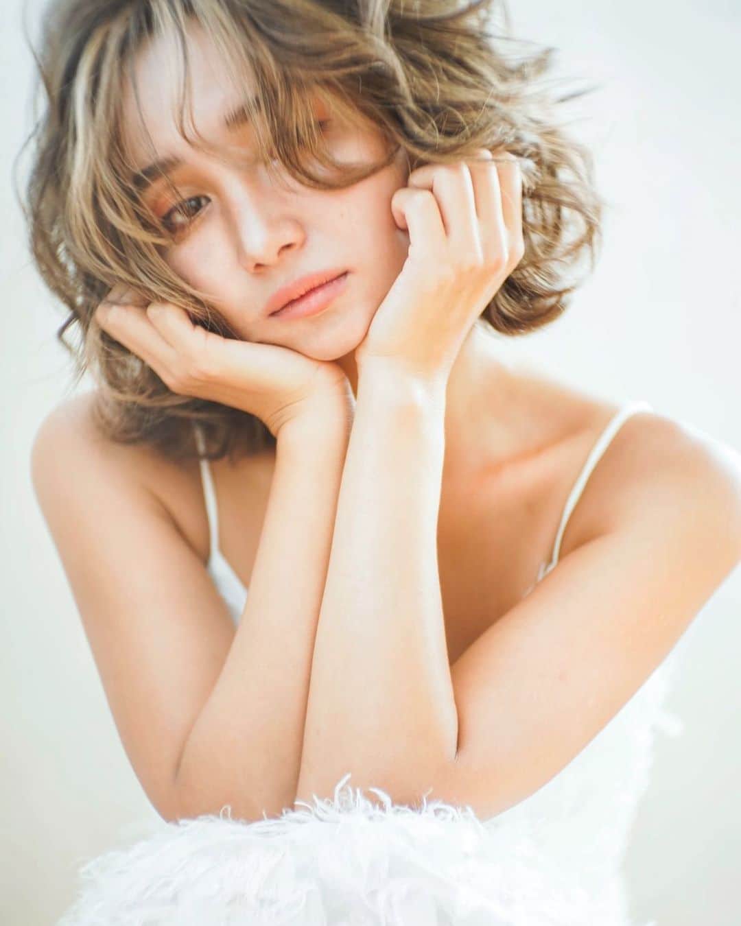 チアコマのインスタグラム：「お気に入りすぎる写真📸﻿ 髪型もカメラも最高すぎ🤦🏼‍♂️♥️﻿ ﻿ ﻿ このハイライトはちょっと前に仕事でした﻿ ハイライトなのでそろそろまたヘアスタイルチェンジします♡♡﻿ ﻿ hair➡︎ @rabichepow.chihiro  📷➡︎ @francbear.tossy  ﻿ ﻿ #salonmodel #weddingmodel #dress﻿ #サロンモデル #model #rabichepow #francbear #チアコマ #ウェディングドレス #ウェディングヘア #ウェディングヘアメイク #日焼け肌 #テラコッタメイク #テラコッ#抜け感メイク #撮影 #撮影モデル」