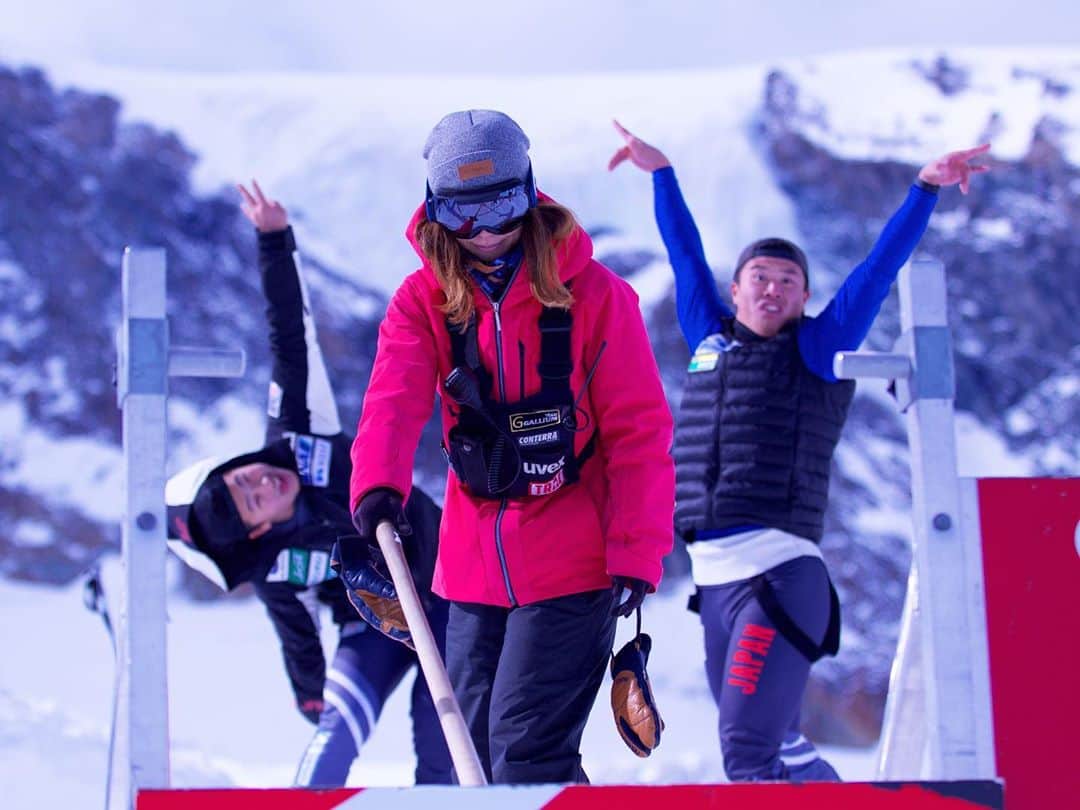 梅原玲奈のインスタグラム：「チームの雰囲気はご覧の通りすこぶる良好です🙄 After training vibes🍣 📸 @tetsuyafuruno   #japanskicross  #snowjapan #スキークロス #練習後 #スキー #タグで応戦 #本日dayoff」