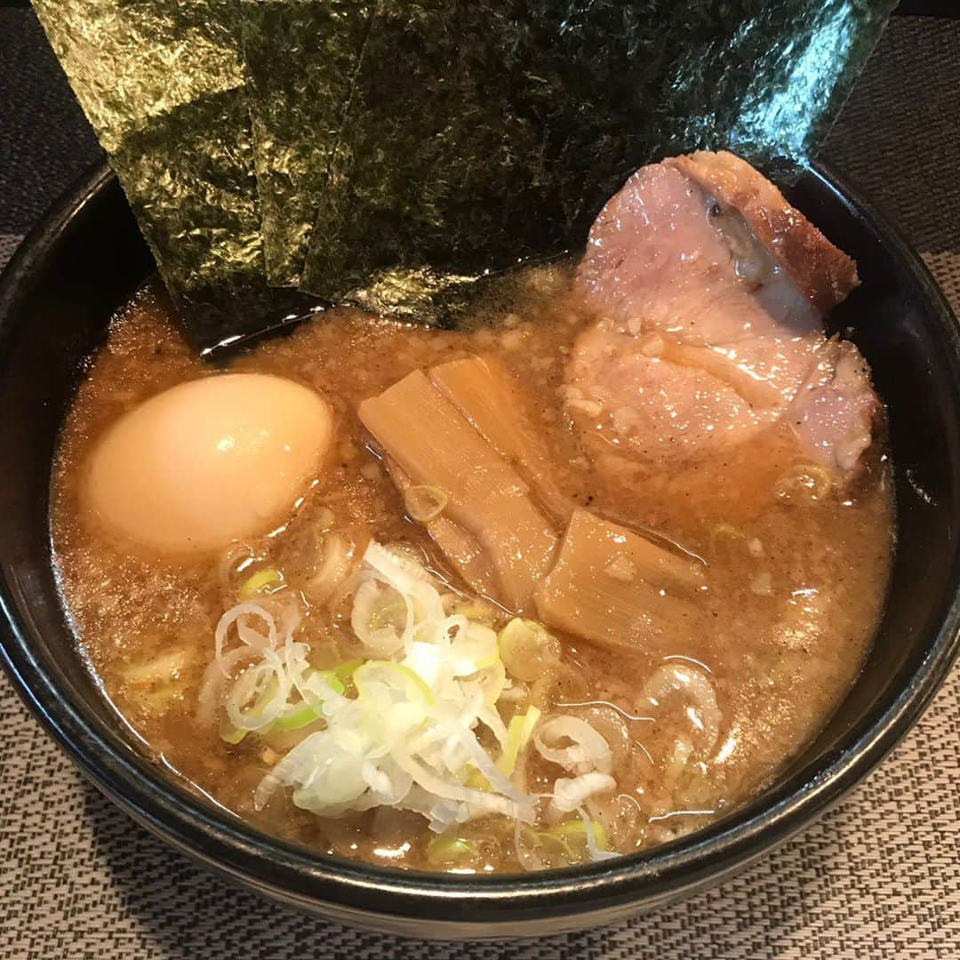 norimotoのインスタグラム：「ラーメンと言ったらやっぱり"脂"‼️ 癖になるコテコテの脂‥ 男女共に【大大大人気】の 　"背脂チャッチャッチャラーメン"  是非一度は食べてみて下さい！  『インスタ見た』と仰って頂いた方には味玉無料サービス中‼️  寒くなってきたこの時期に是非お越し下さい🤗 #背脂チャッチャッチャラーメン #脂 #癖 #インスタ #ラーメン #男女 #時期 #味玉無料サービス中 #大大大人気 #一度 #味玉 #コテコテ #男女共 #無料サービス中 #麺料理 #習慣 #調味料 #香辛料 #油 #sns #コミュニティサイト #たまご料理 #マーケティング #広告 #料理 #ボウル #食品 #食事 #ディナー #スープ」